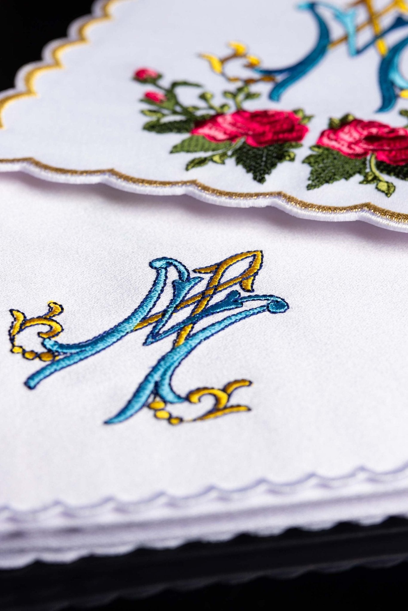 Linge d'autel brodé avec un motif marial coloré KK/078 - CHASUBLES.FR