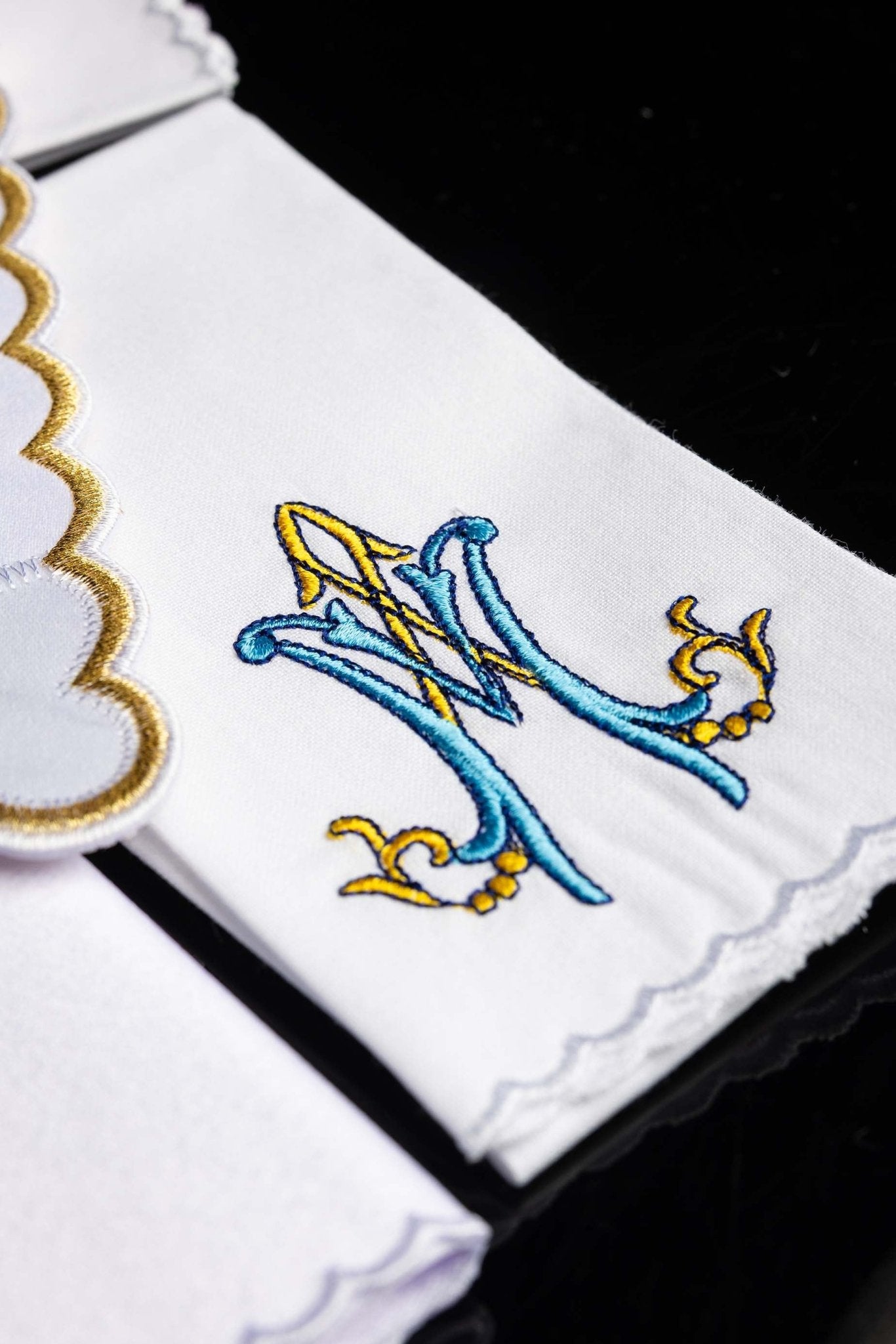 Linge d'autel brodé avec un motif marial coloré KK/078 - CHASUBLES.FR