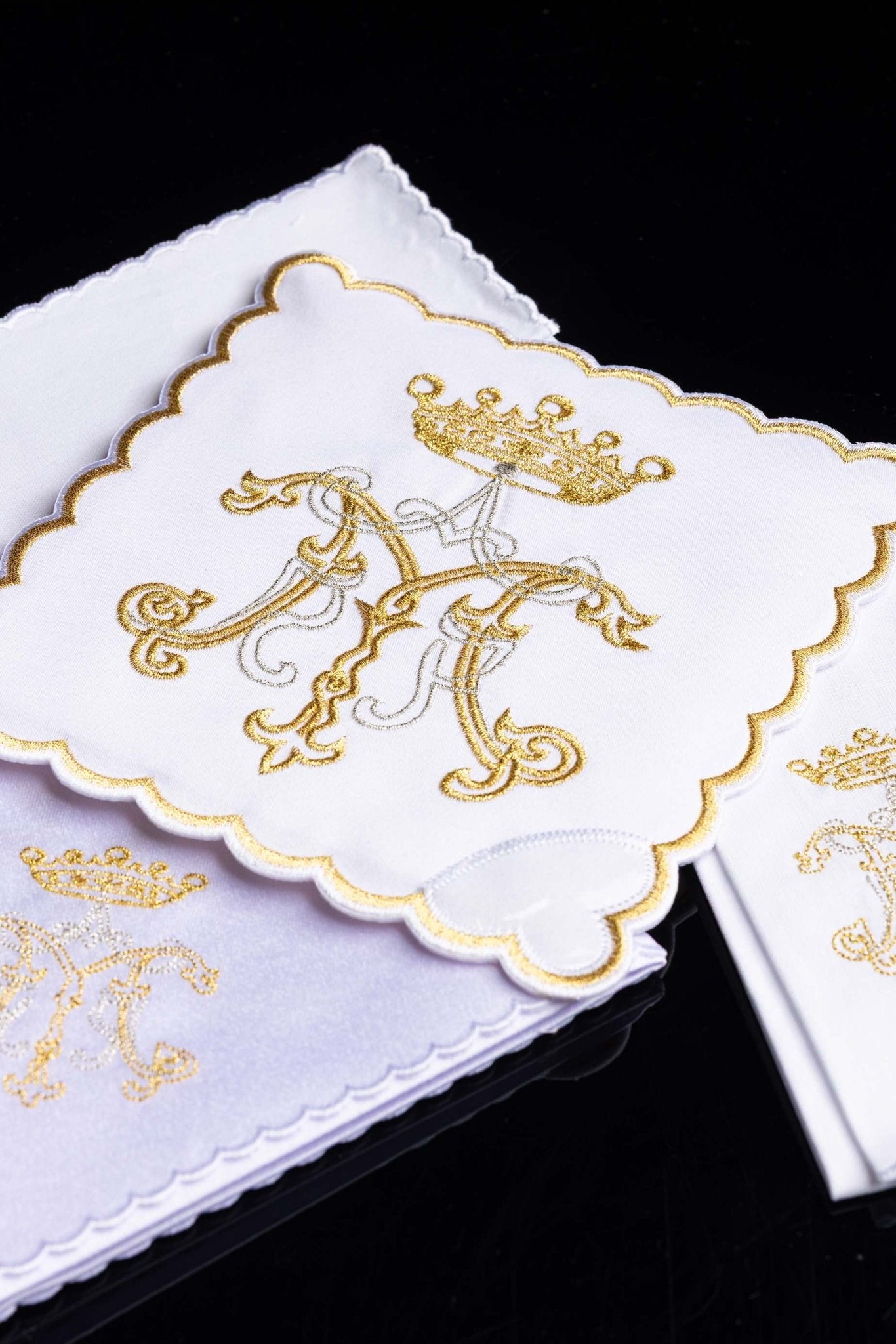 Linge d'autel brodé avec un motif marial coloré KK/020 - CHASUBLES.FR