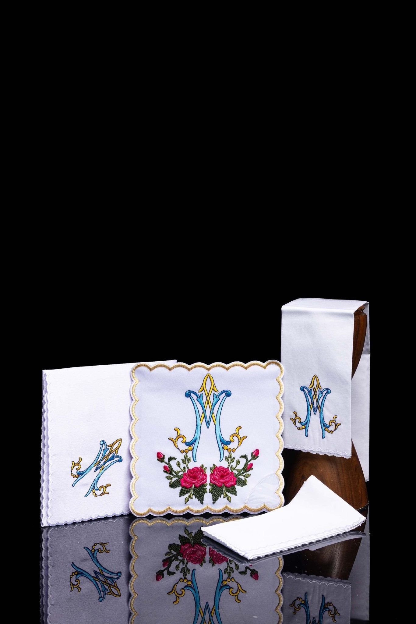 Linge d'autel brodé avec un motif marial coloré KK/078 - CHASUBLES.FR
