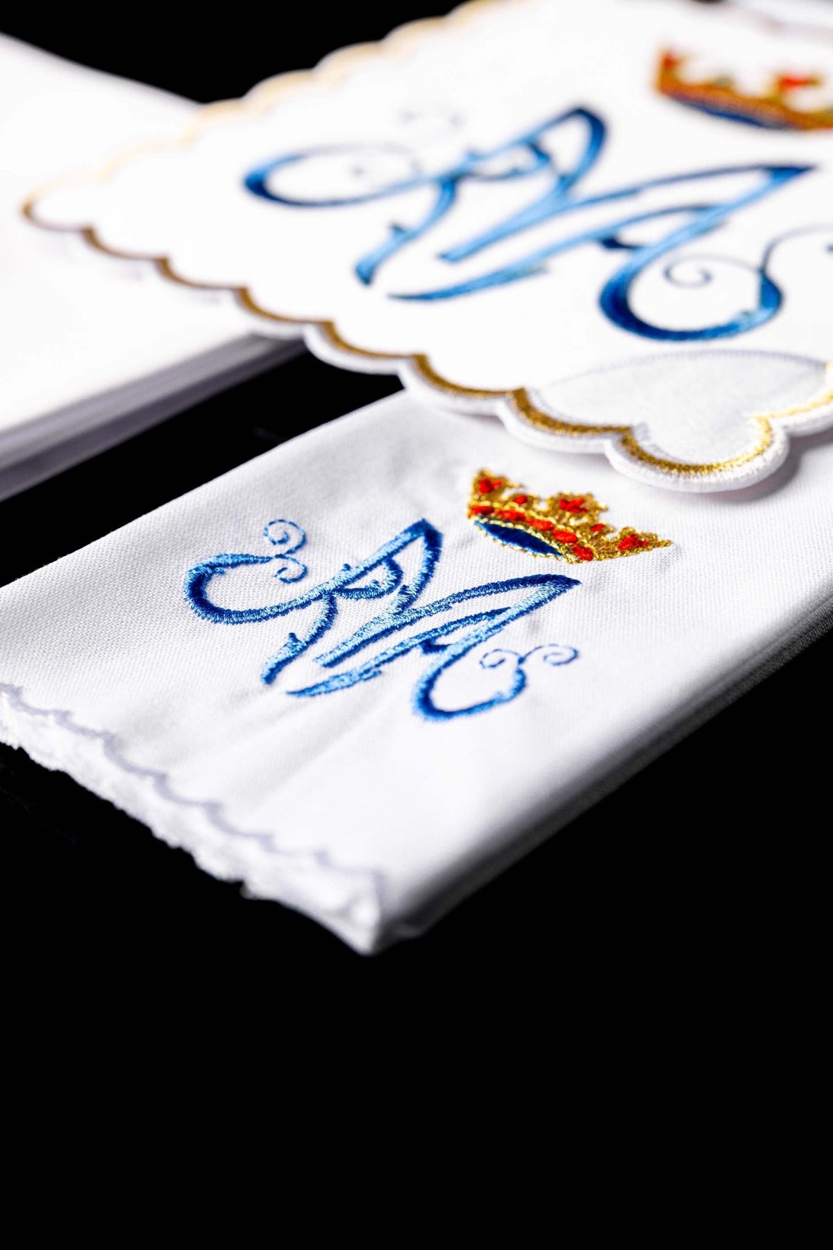 Linge d'autel brodé avec un motif marial coloré KK/003/C1 - CHASUBLES.FR