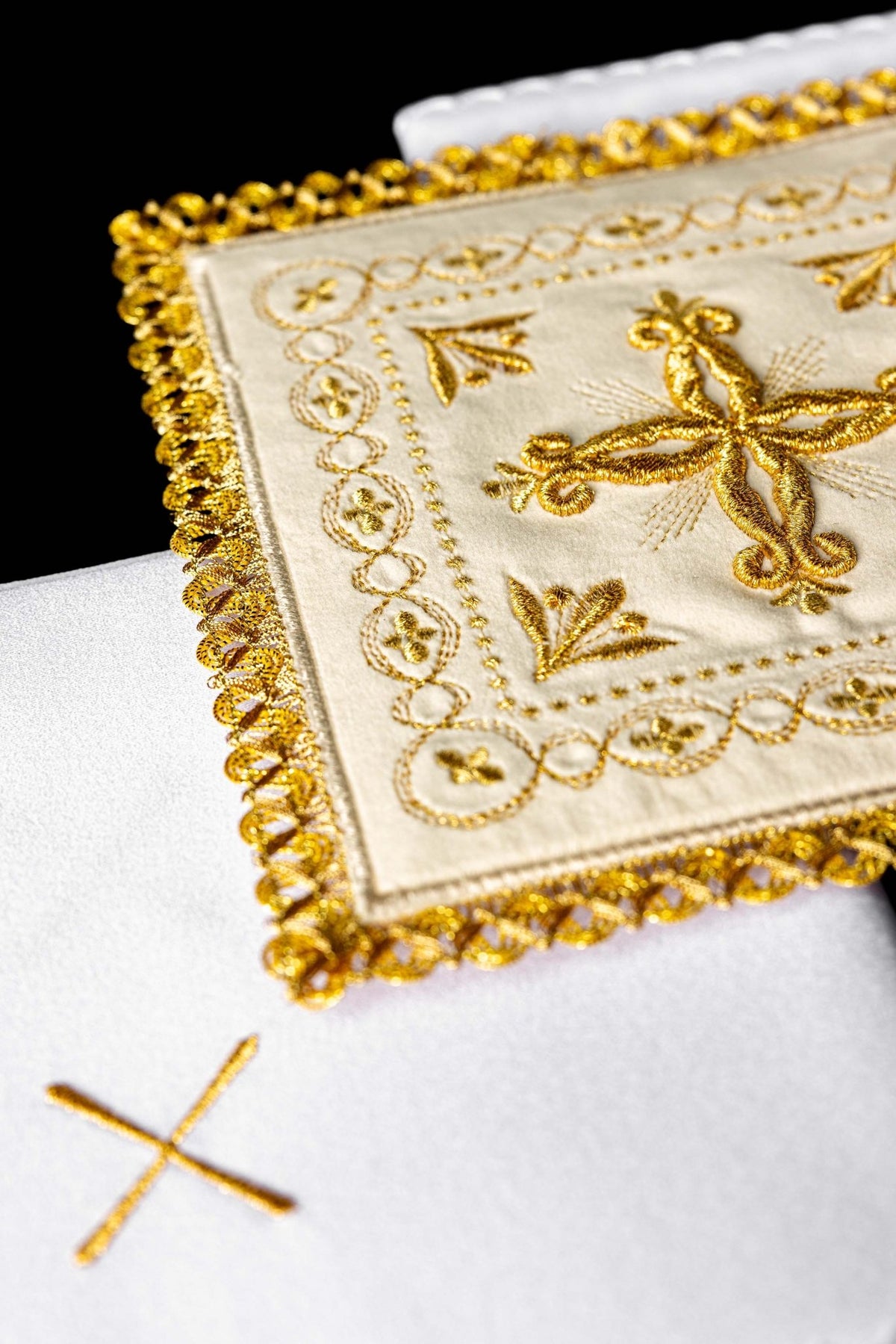 Linge d'autel brodé en velours écru KK/5006/C2 - CHASUBLES.FR
