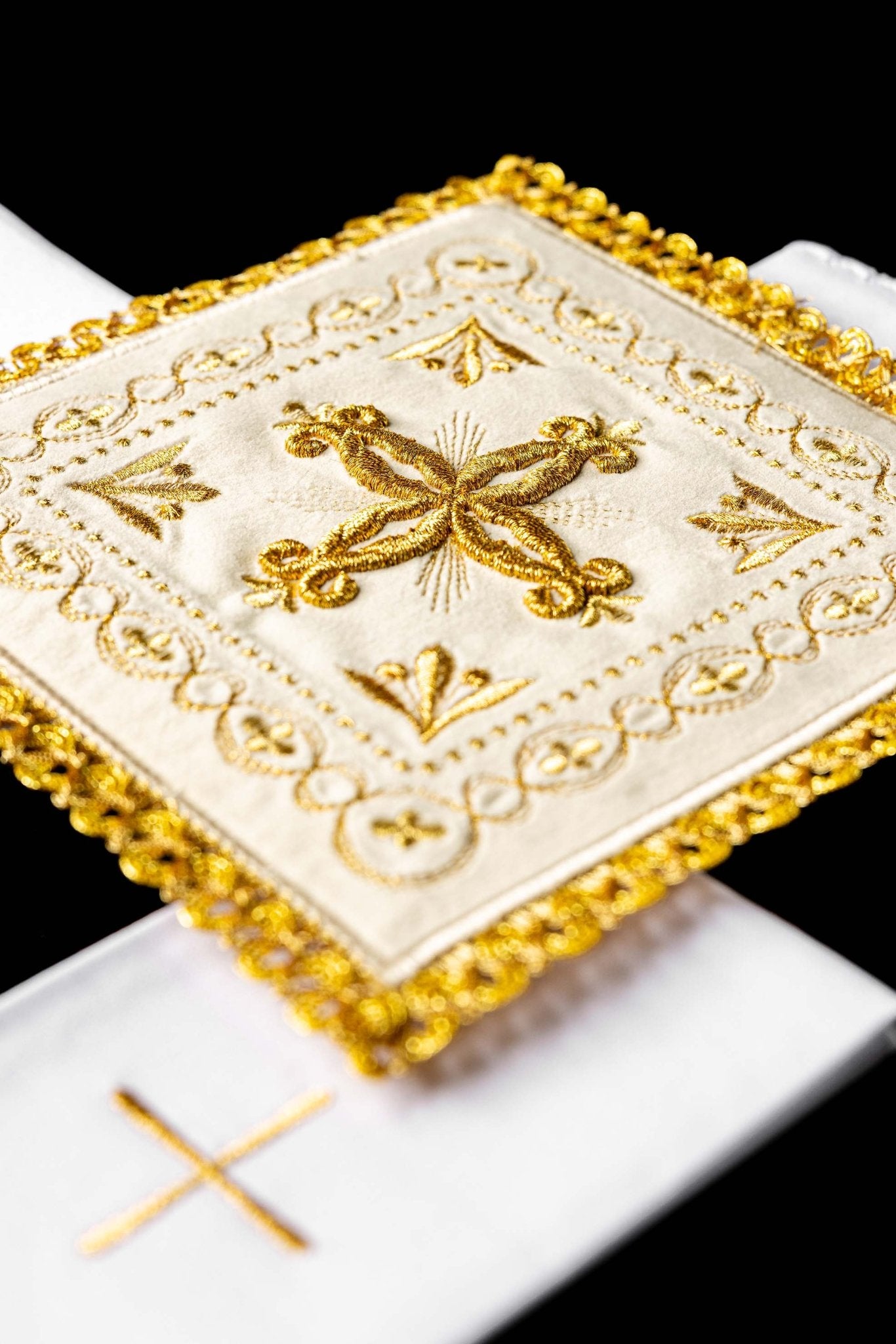 Linge d'autel brodé en velours écru KK/5006/C2 - CHASUBLES.FR