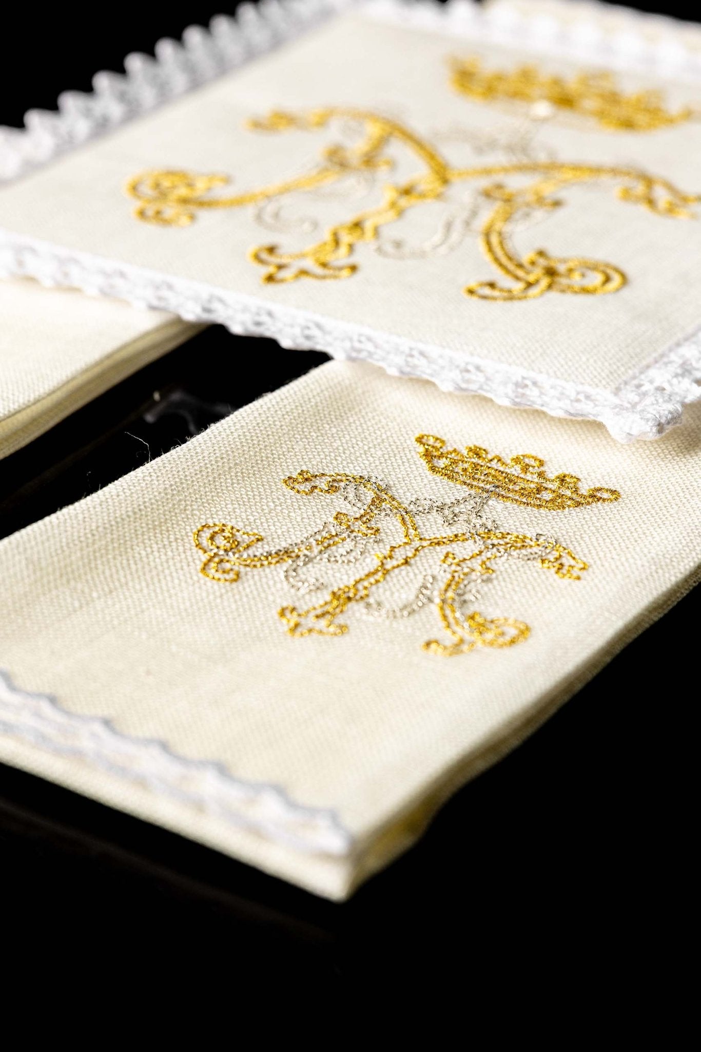 Linge d'autel en lin avec une broderie dorée mariale KKL/020 - CHASUBLES.FR