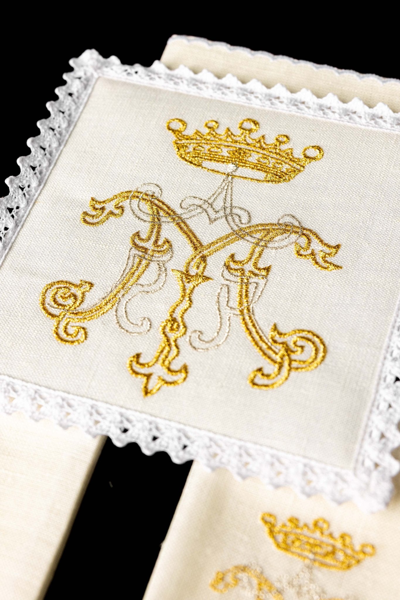 Linge d'autel en lin avec une broderie dorée mariale KKL/020 - CHASUBLES.FR