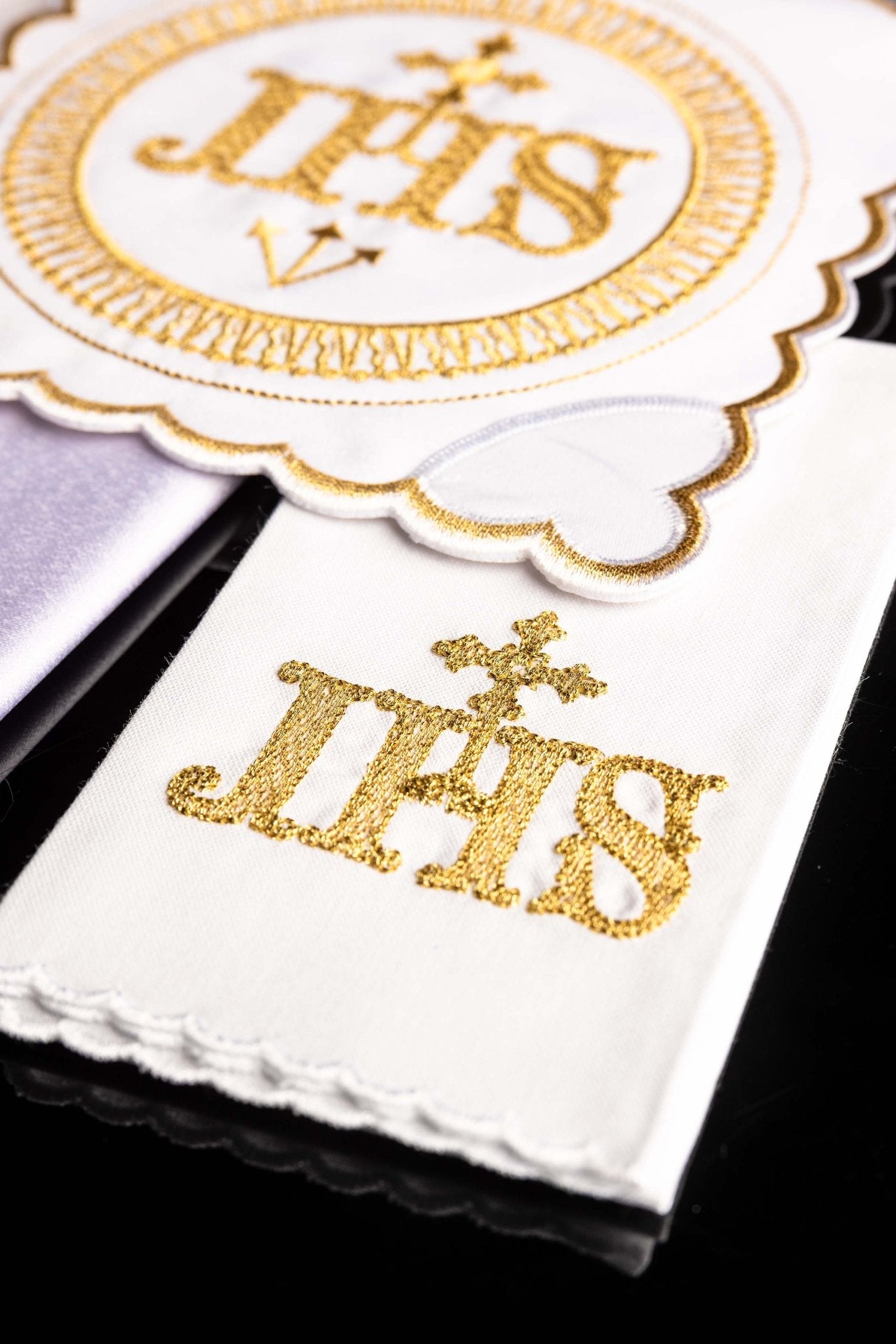 Linge d'autel en lin brodé avec le motif IHS KK/082 - CHASUBLES.FR