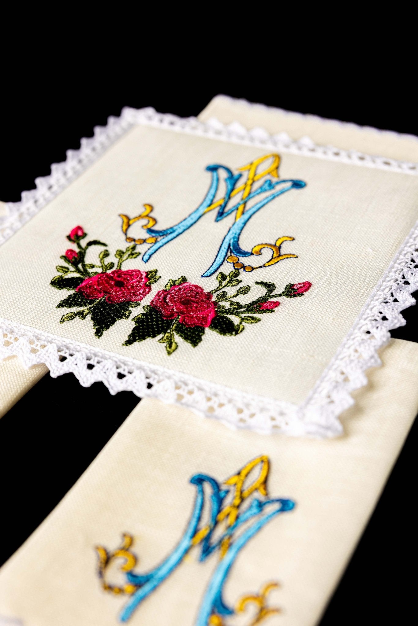 Linge d'autel en lin brodé avec un motif marial coloré KKL/078 - CHASUBLES.FR