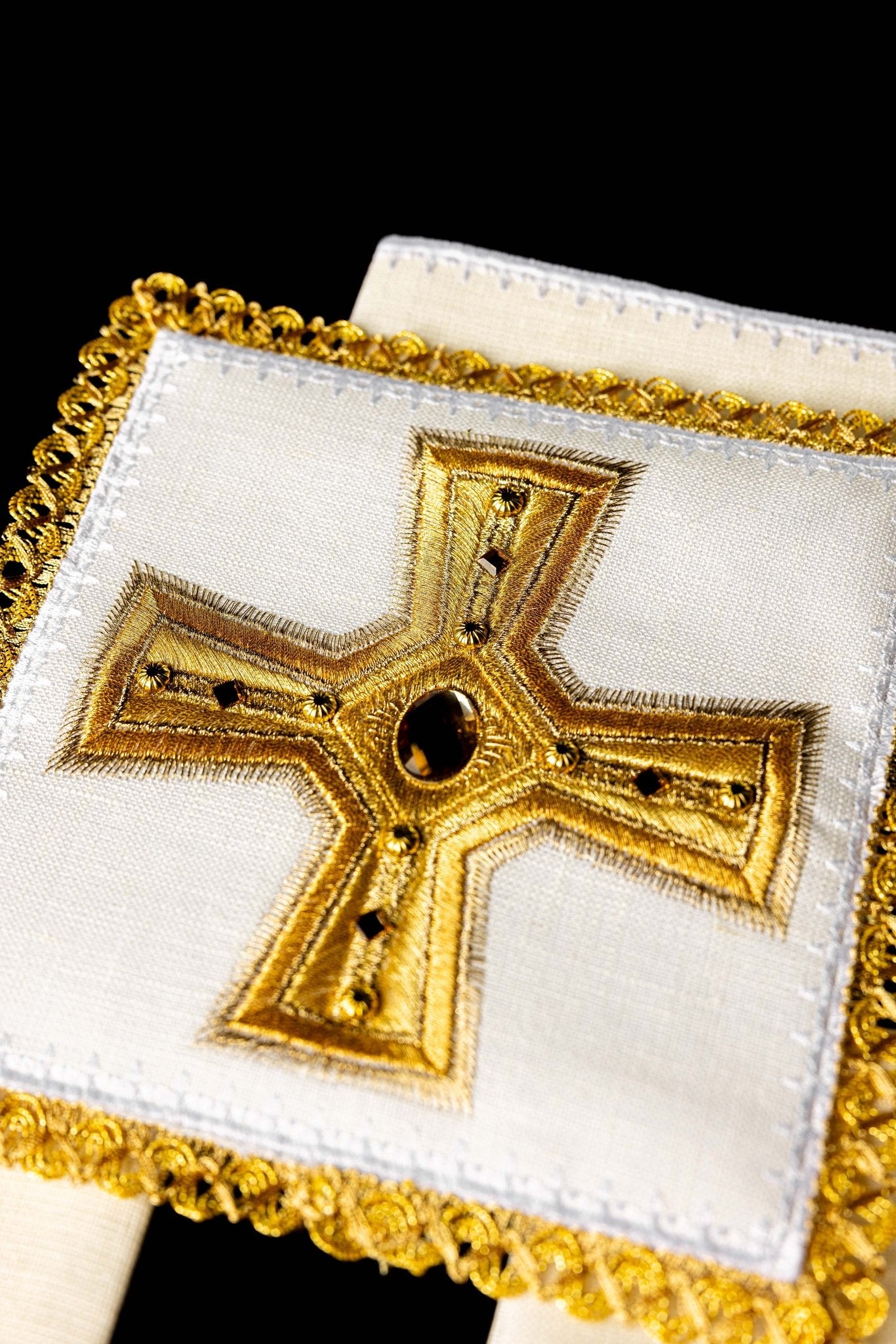 Linge d'autel en lin richement brodé avec des pierres LE/5003 - CHASUBLES.FR