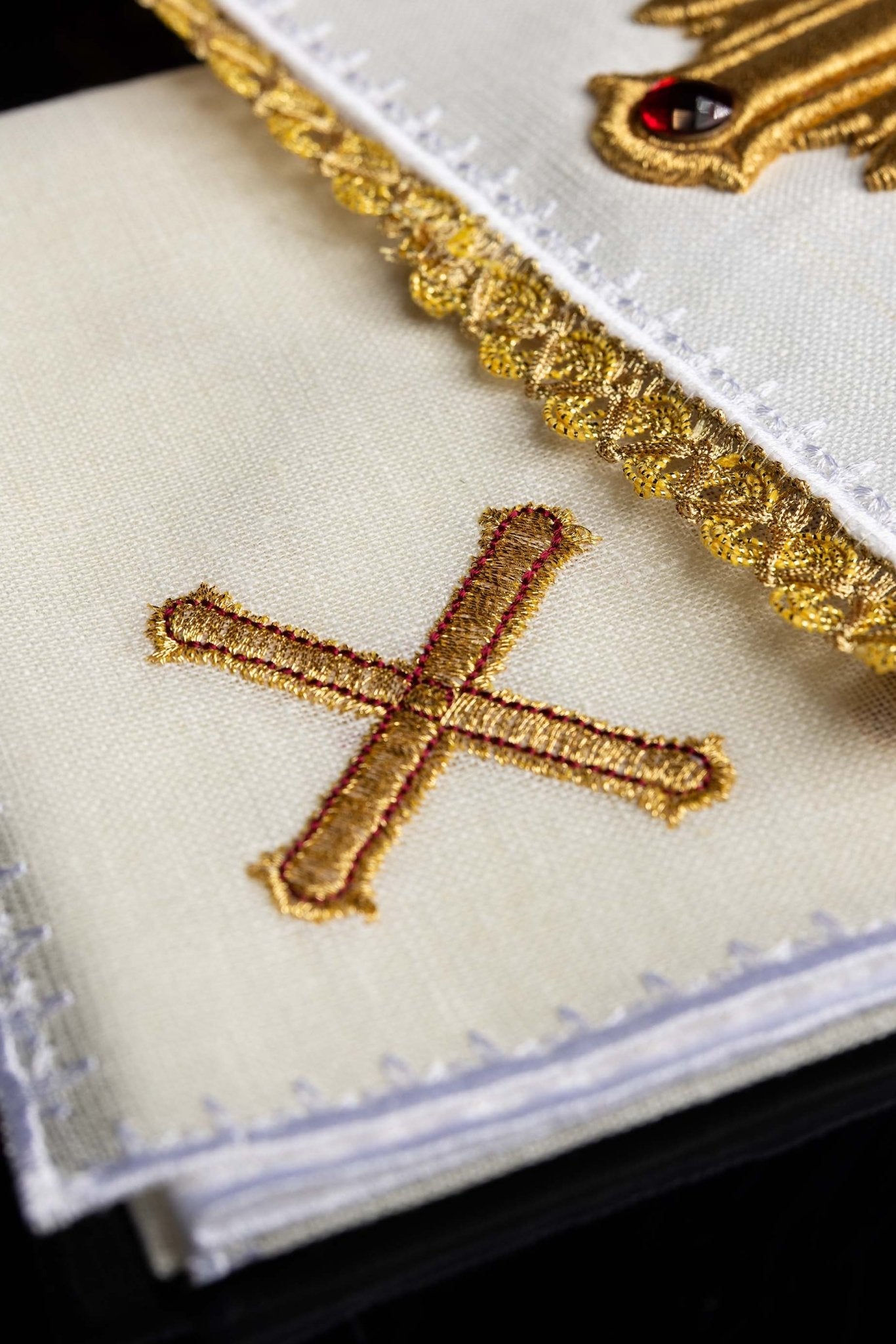Linge d'autel en lin richement brodé avec des pierres. Fabriqué en lin LE/5010 - CHASUBLES.FR