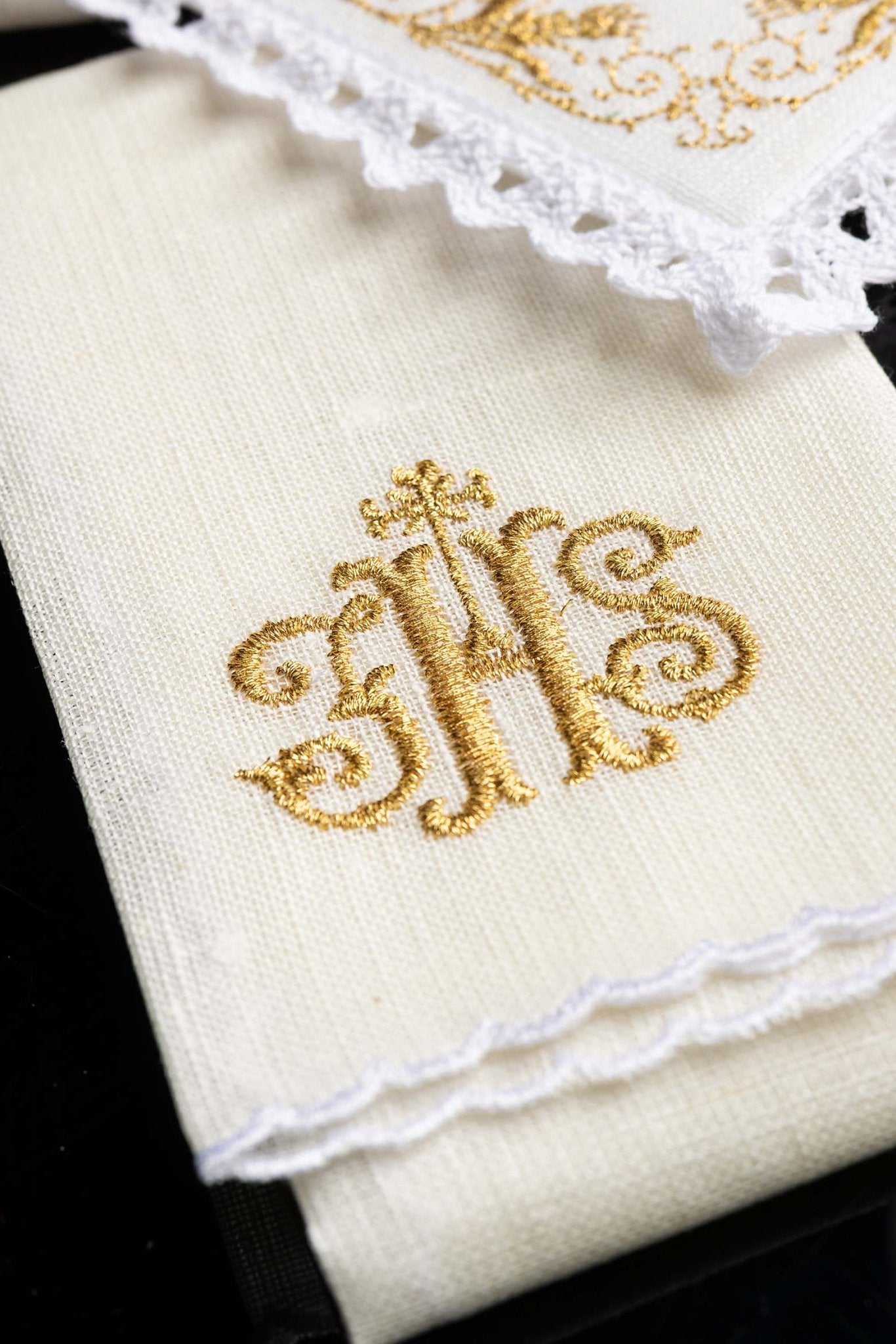 Linge d'autel en lin richement décoré lin IHS KKL/049 - CHASUBLES.FR