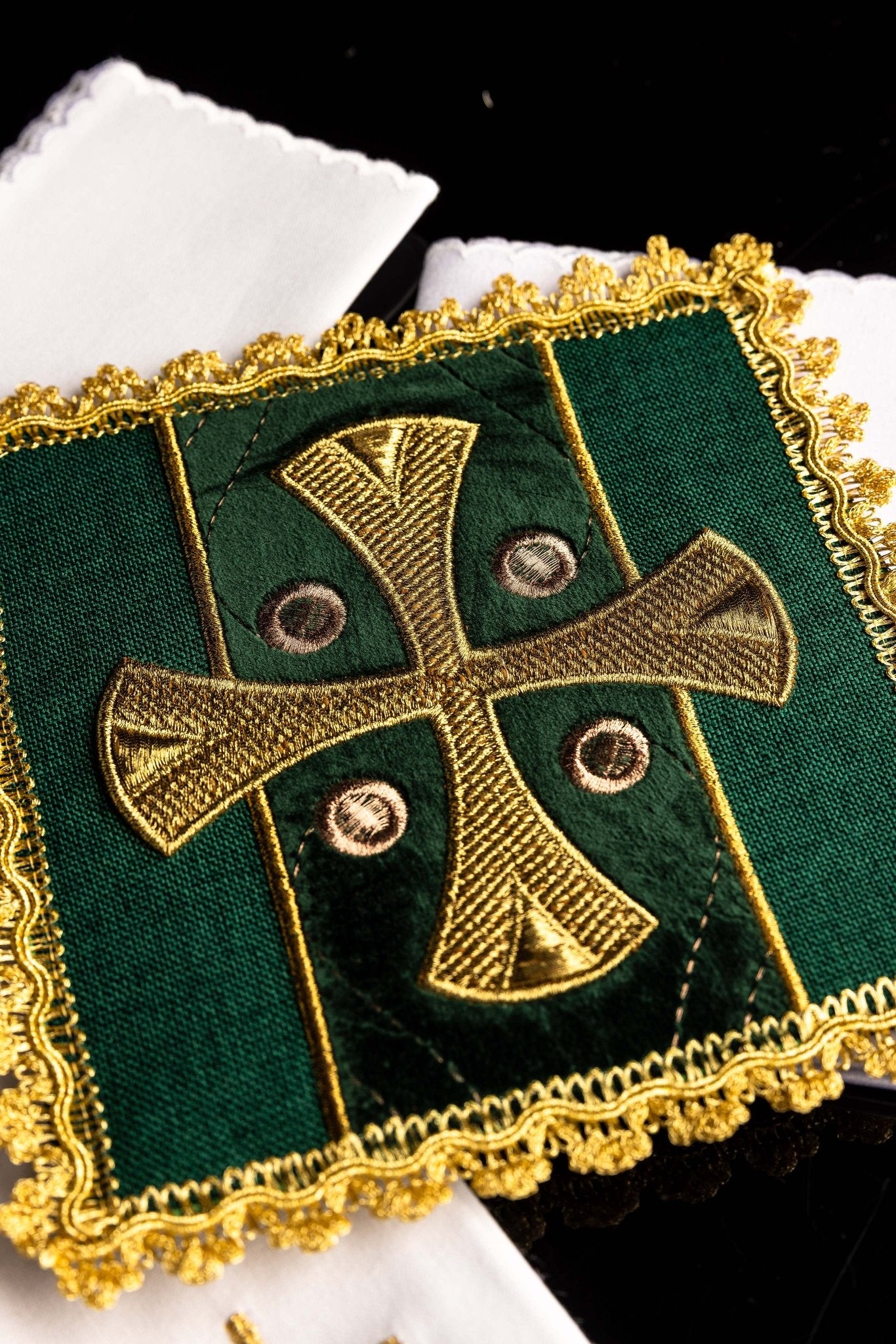 Linge liturgique du calice vert brodé sur velours S-5568/01 - CHASUBLES.FR