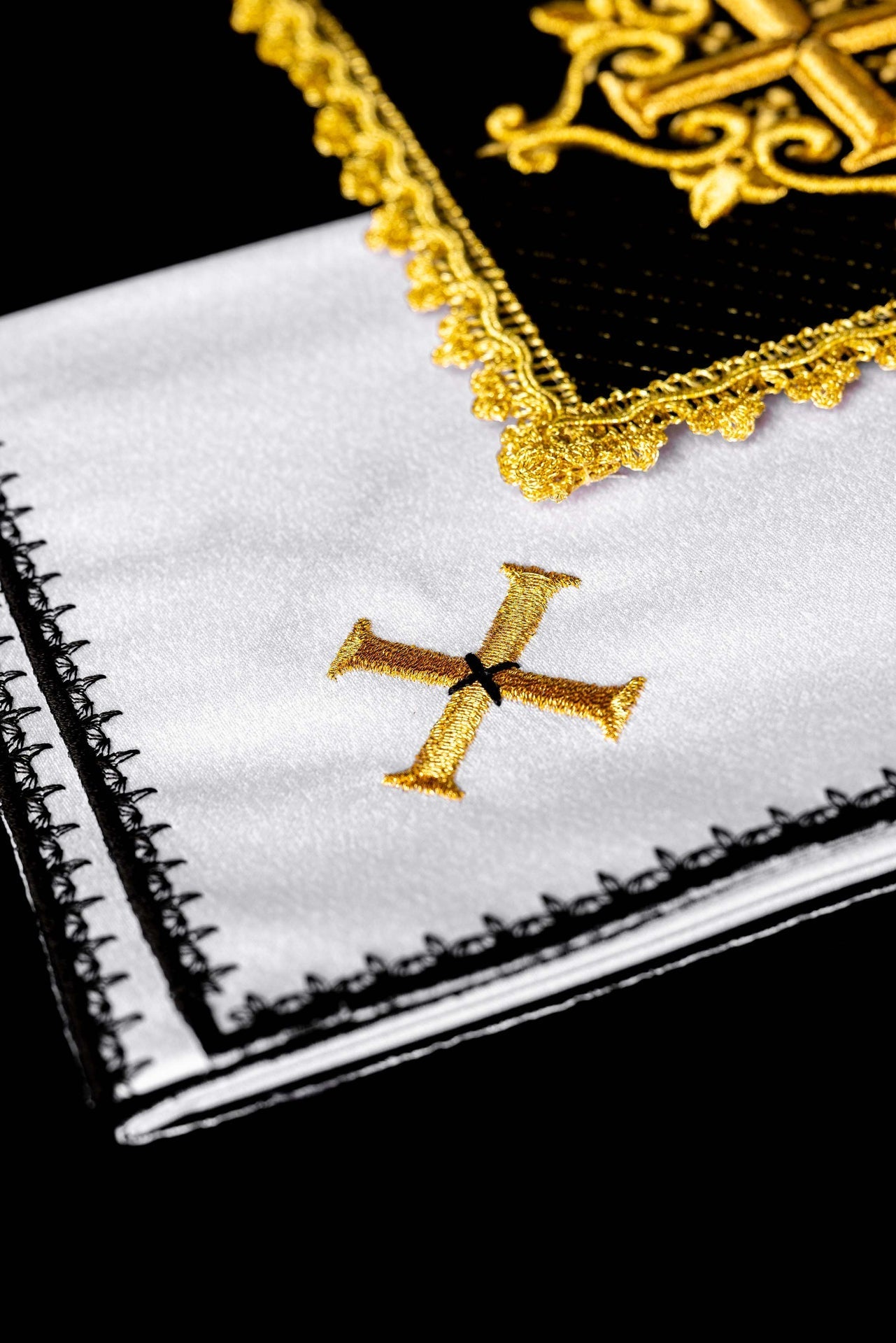 Linges d’autel en velours noir avec croix brodée LE/5029/C5 - CHASUBLES.FR