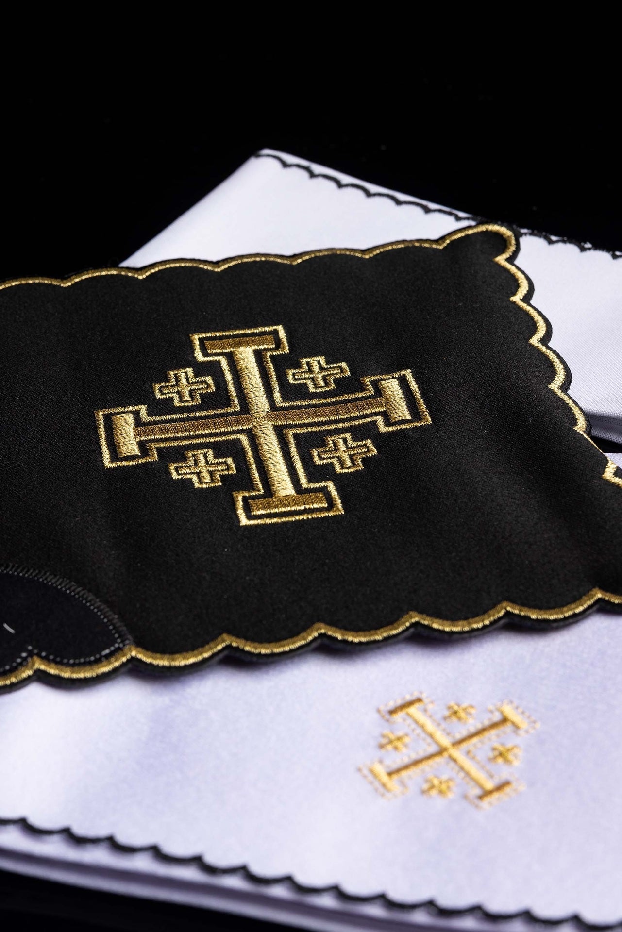 Linges d’autel noirs brodés avec la Croix de Jérusalem KK/030/07 - CHASUBLES.FR
