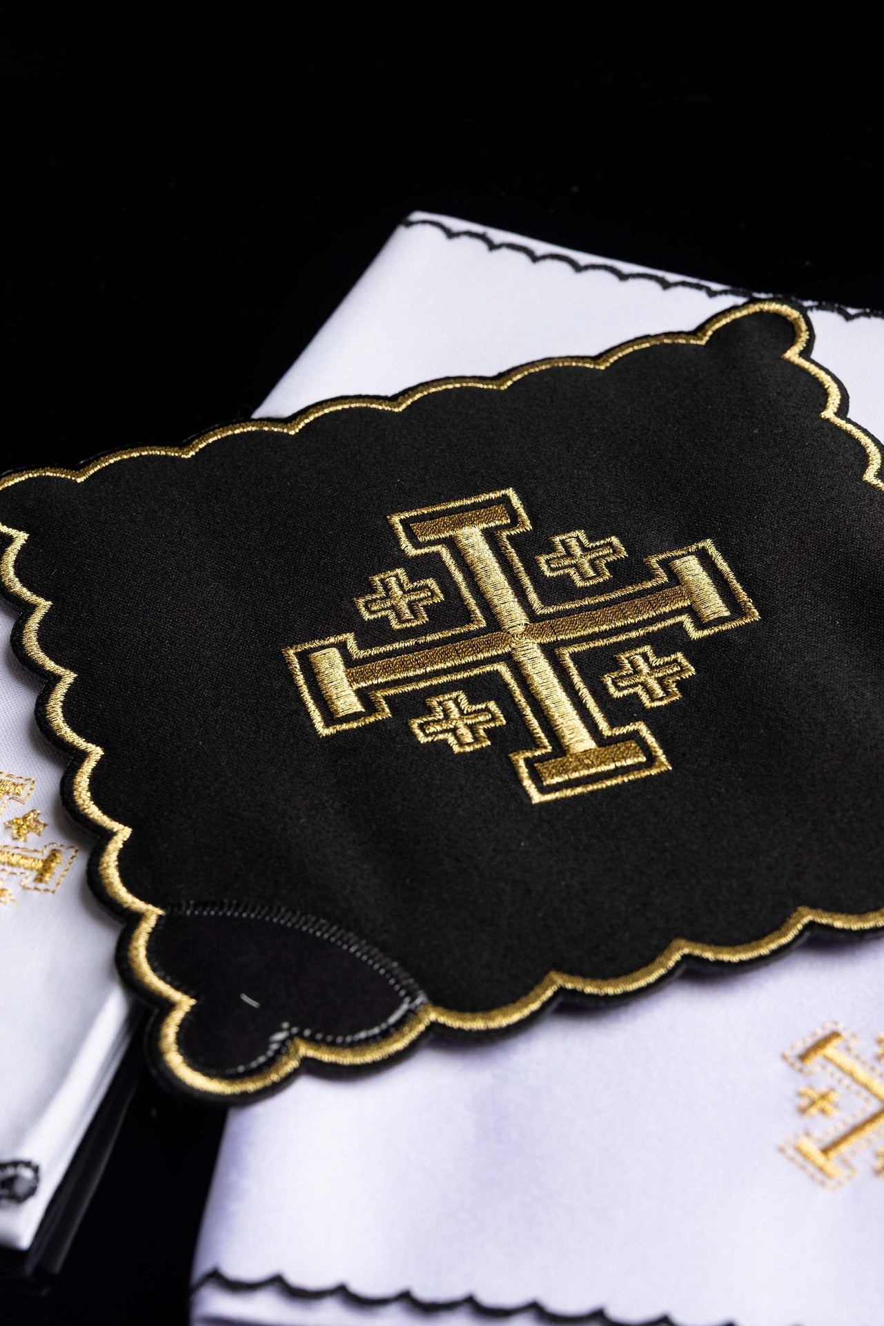 Linges d’autel noirs brodés avec la Croix de Jérusalem KK/030/07 - CHASUBLES.FR