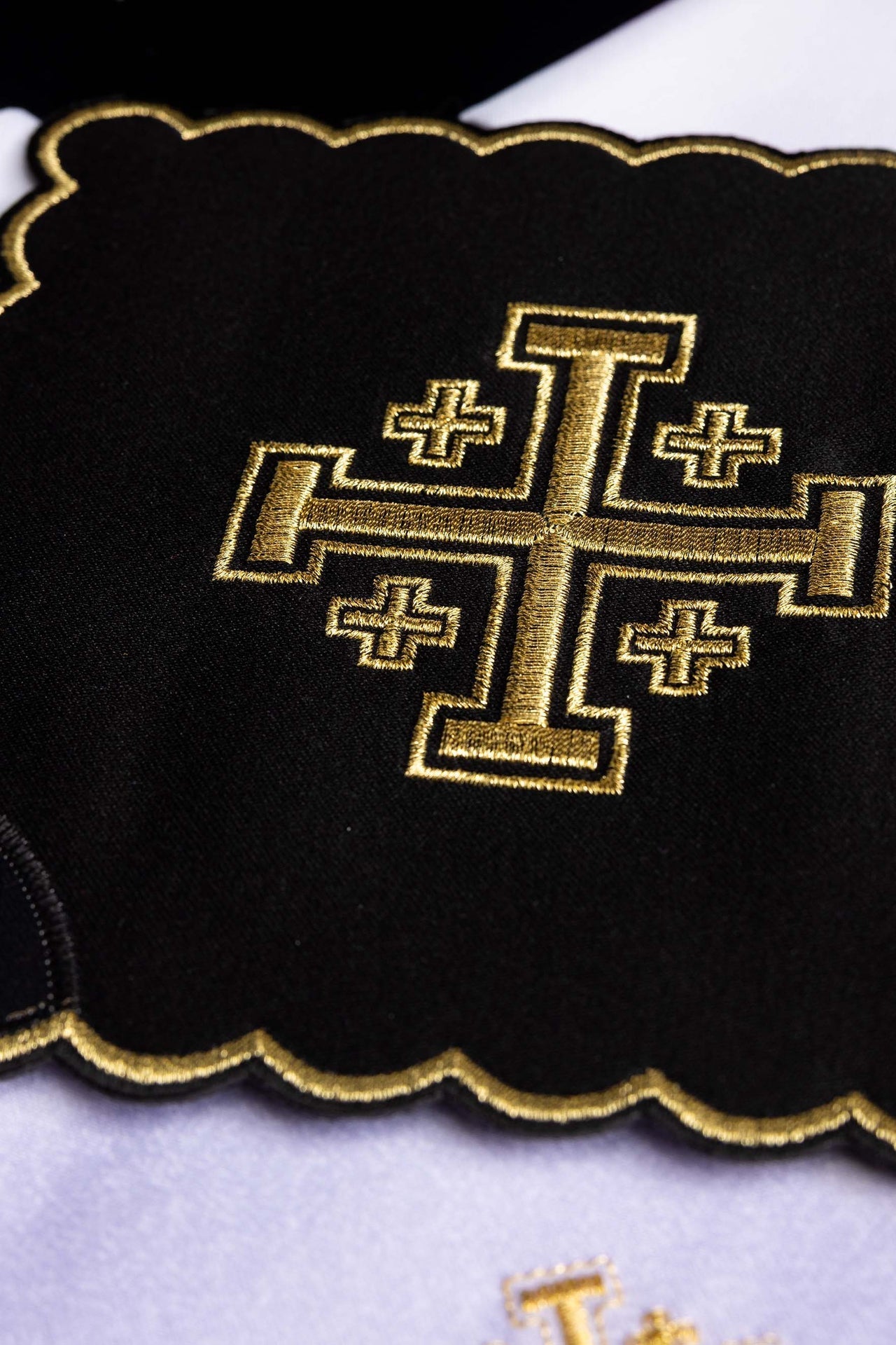 Linges d’autel noirs brodés avec la Croix de Jérusalem KK/030/07 - CHASUBLES.FR