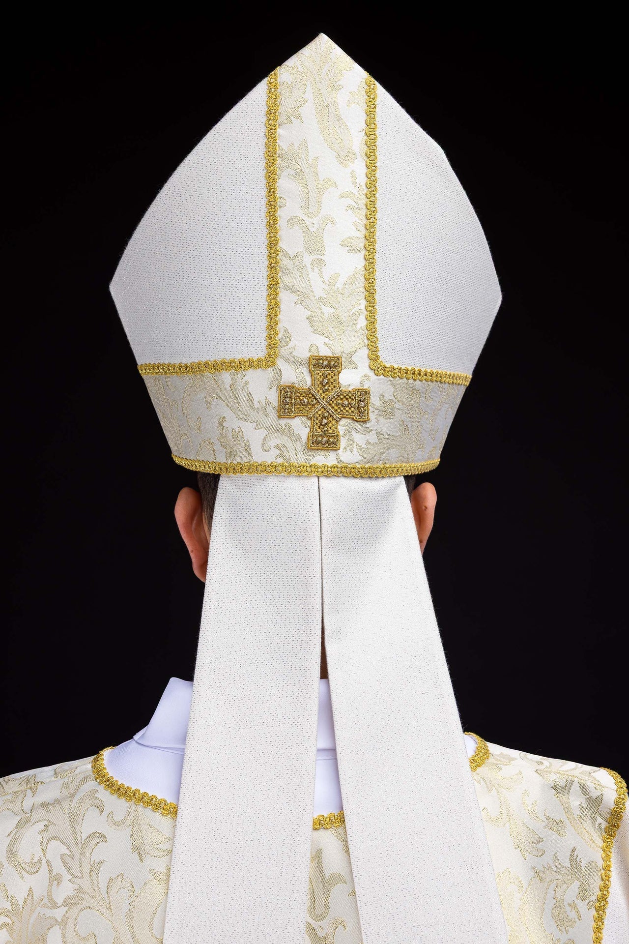 Mitra brodée avec croix ornée de tissu jacquard écru LE/9075/05-1 - CHASUBLES.FR