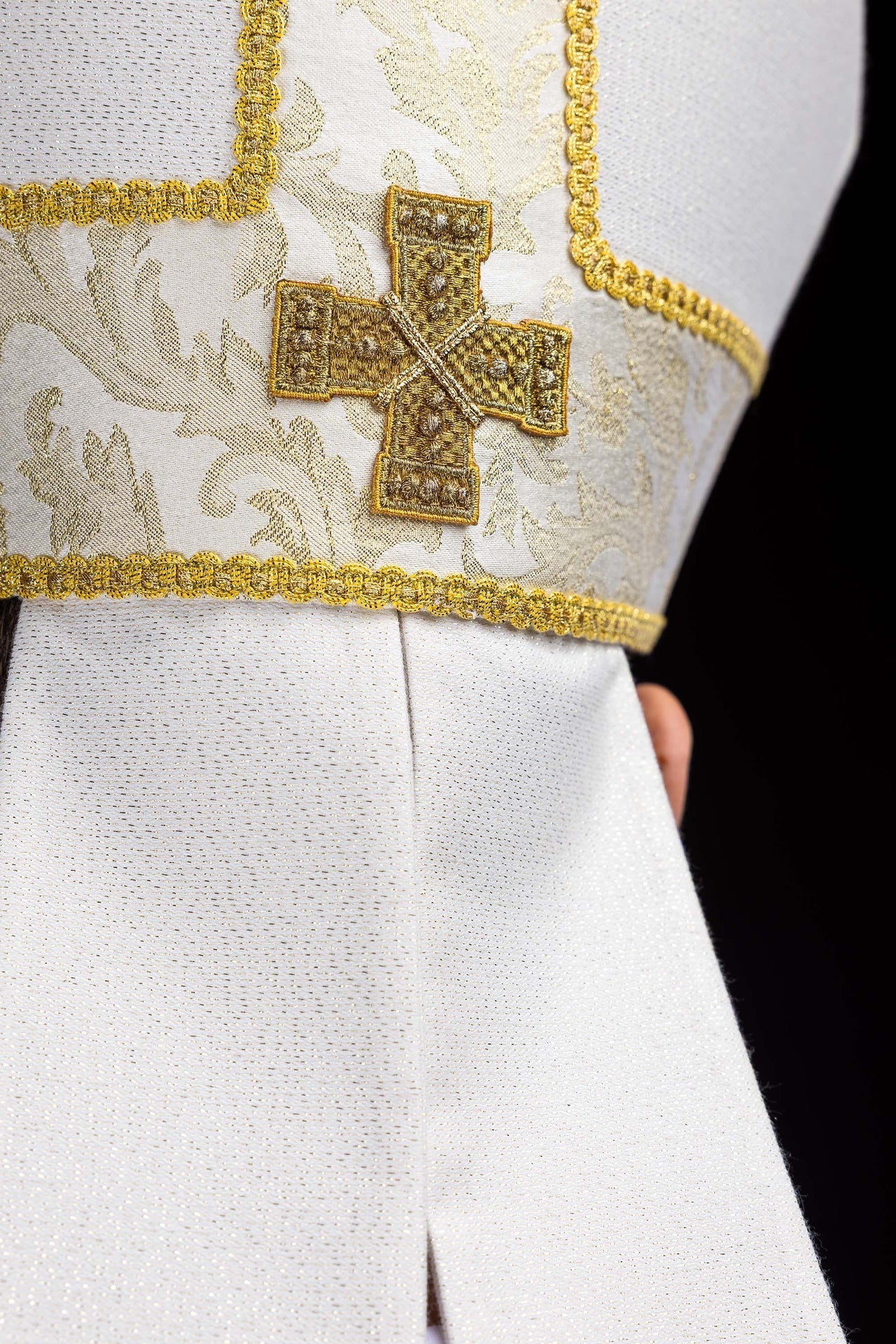 Mitra brodée avec croix ornée de tissu jacquard écru LE/9075/05-1 - CHASUBLES.FR