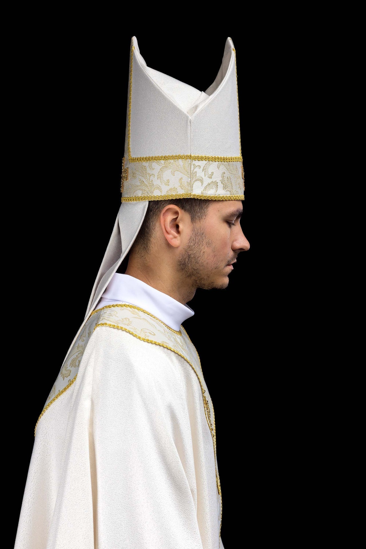 Mitra brodée avec croix ornée de tissu jacquard écru LE/9075/05-1 - CHASUBLES.FR