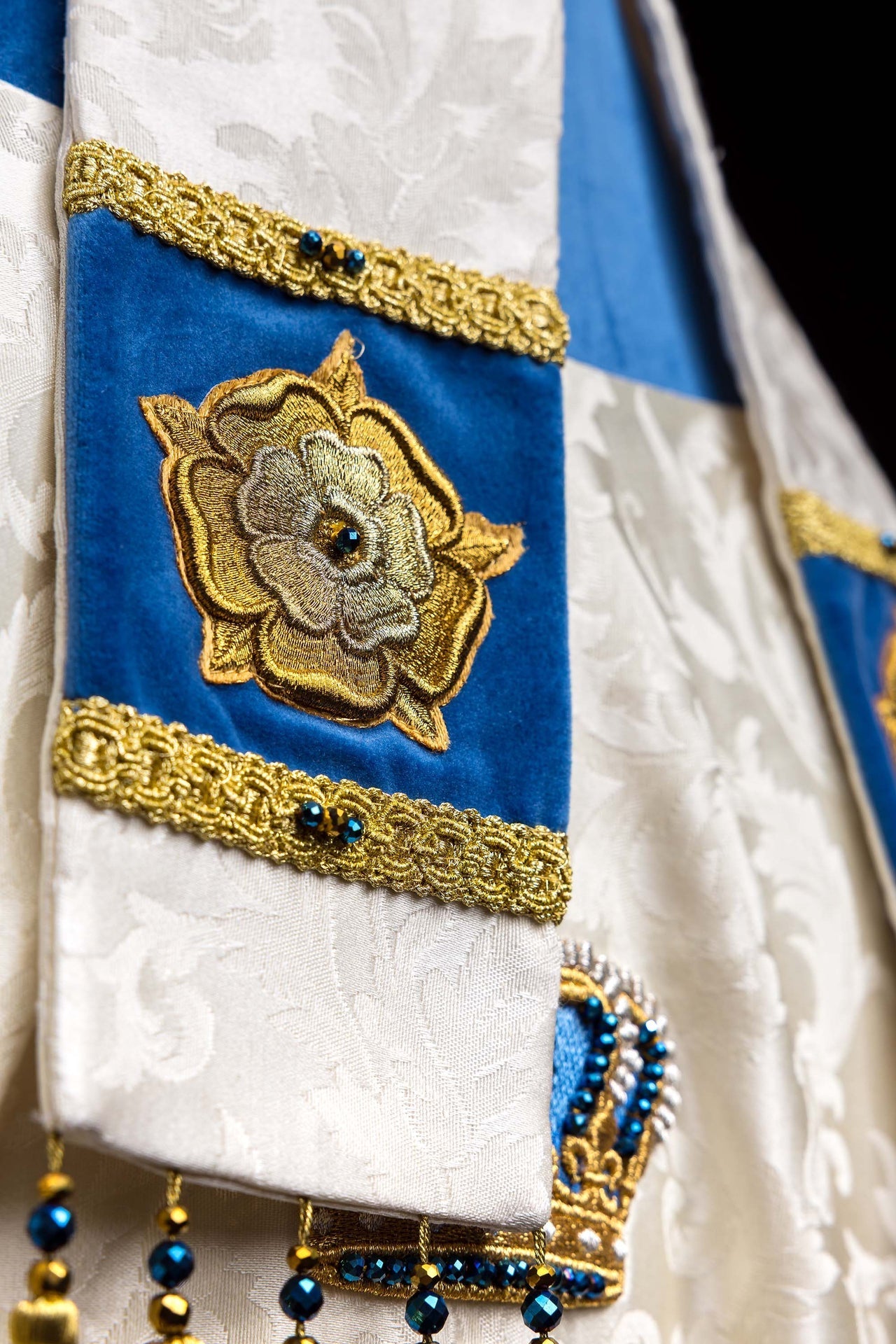 Mitra mariale faite à la main avec pierres naturelles Handmade 9006 HM/9006/05/88-1 - CHASUBLES.FR