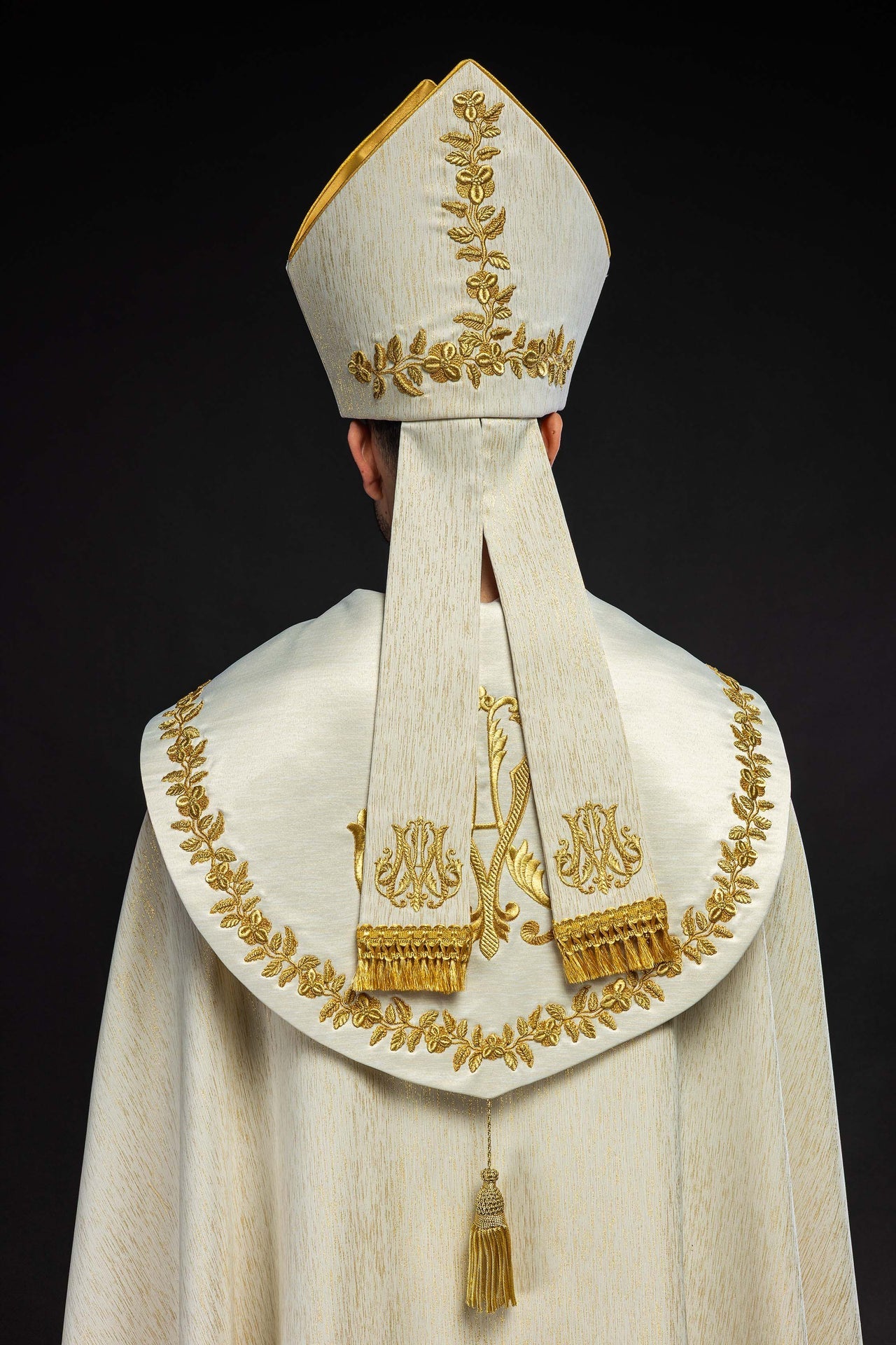 Mitra richement brodée avec motif marial KMR/016/05/86-1 - CHASUBLES.FR