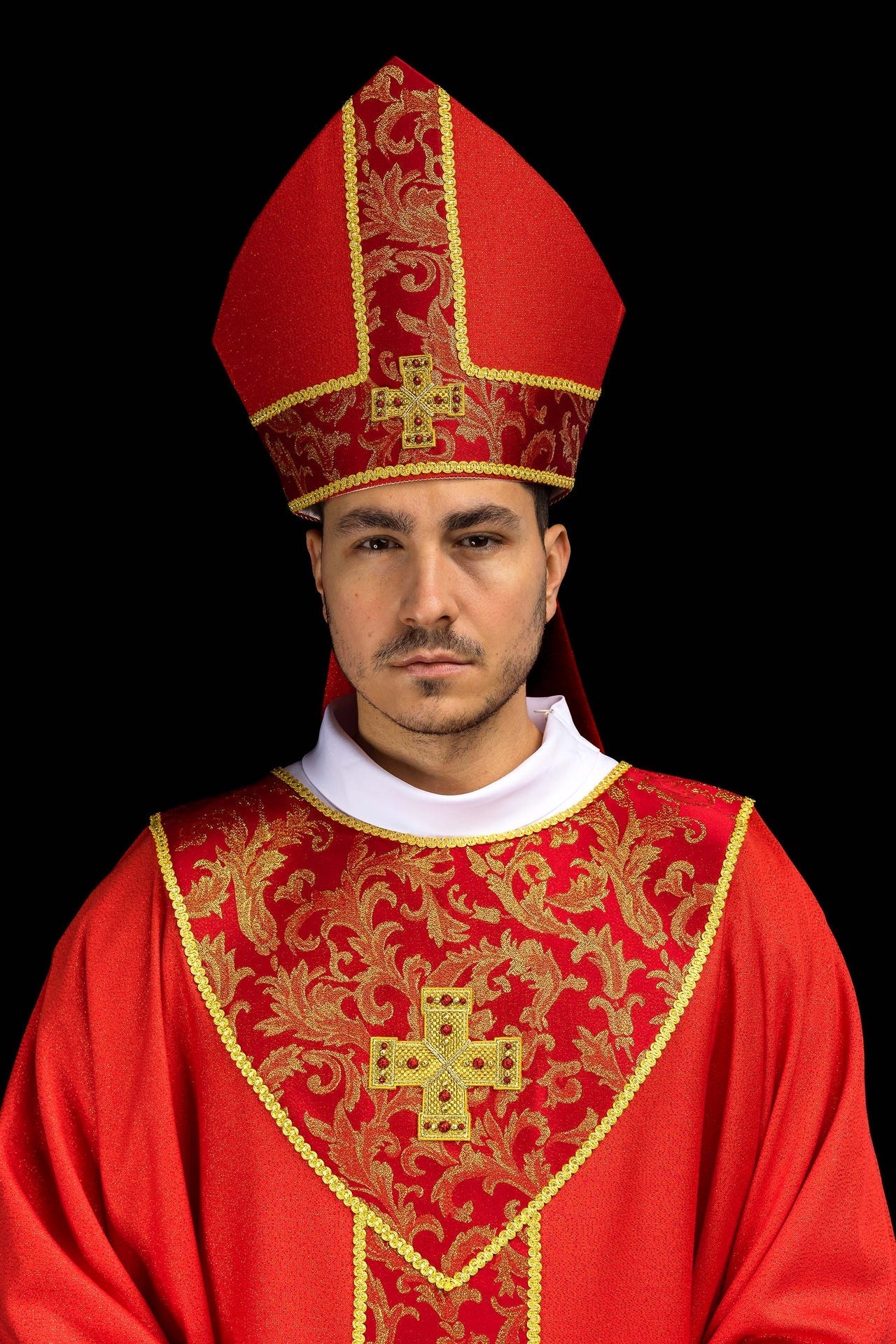 Mitre rouge brodée d’une croix ornée de tissu jacquard LE/9075/02-1 - CHASUBLES.FR