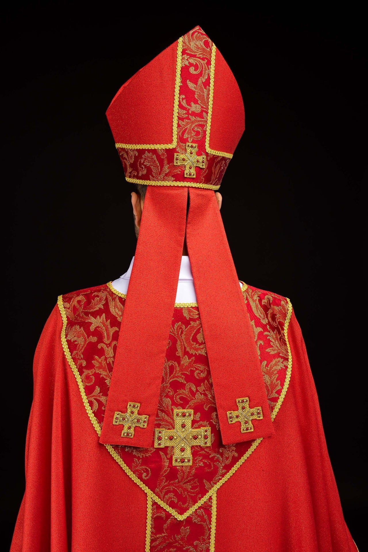 Mitre rouge brodée d’une croix ornée de tissu jacquard LE/9075/02-1 - CHASUBLES.FR