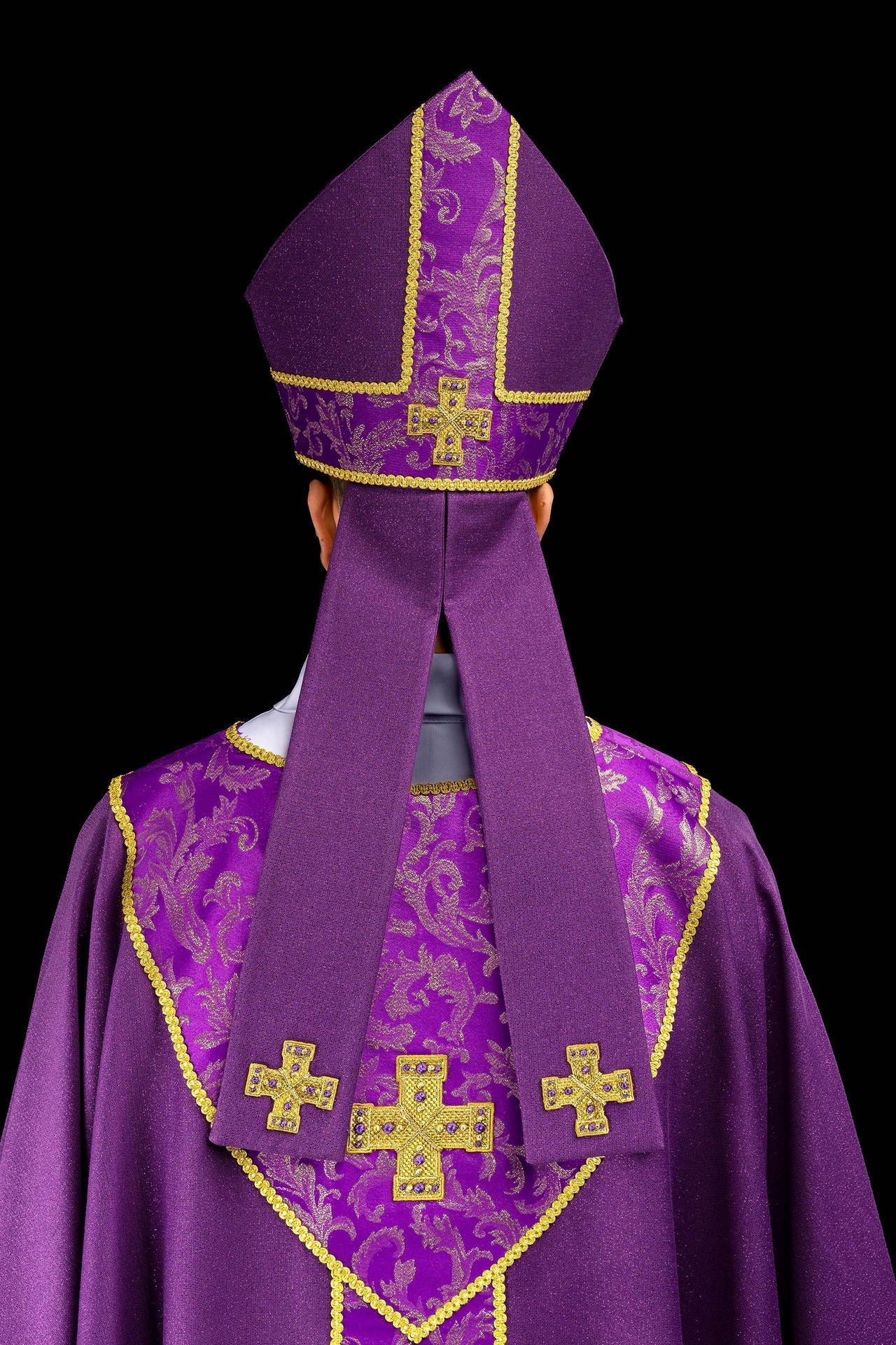 Mitre violette brodée d’une croix ornée de tissu jacquard LE/9075/03-1 - CHASUBLES.FR