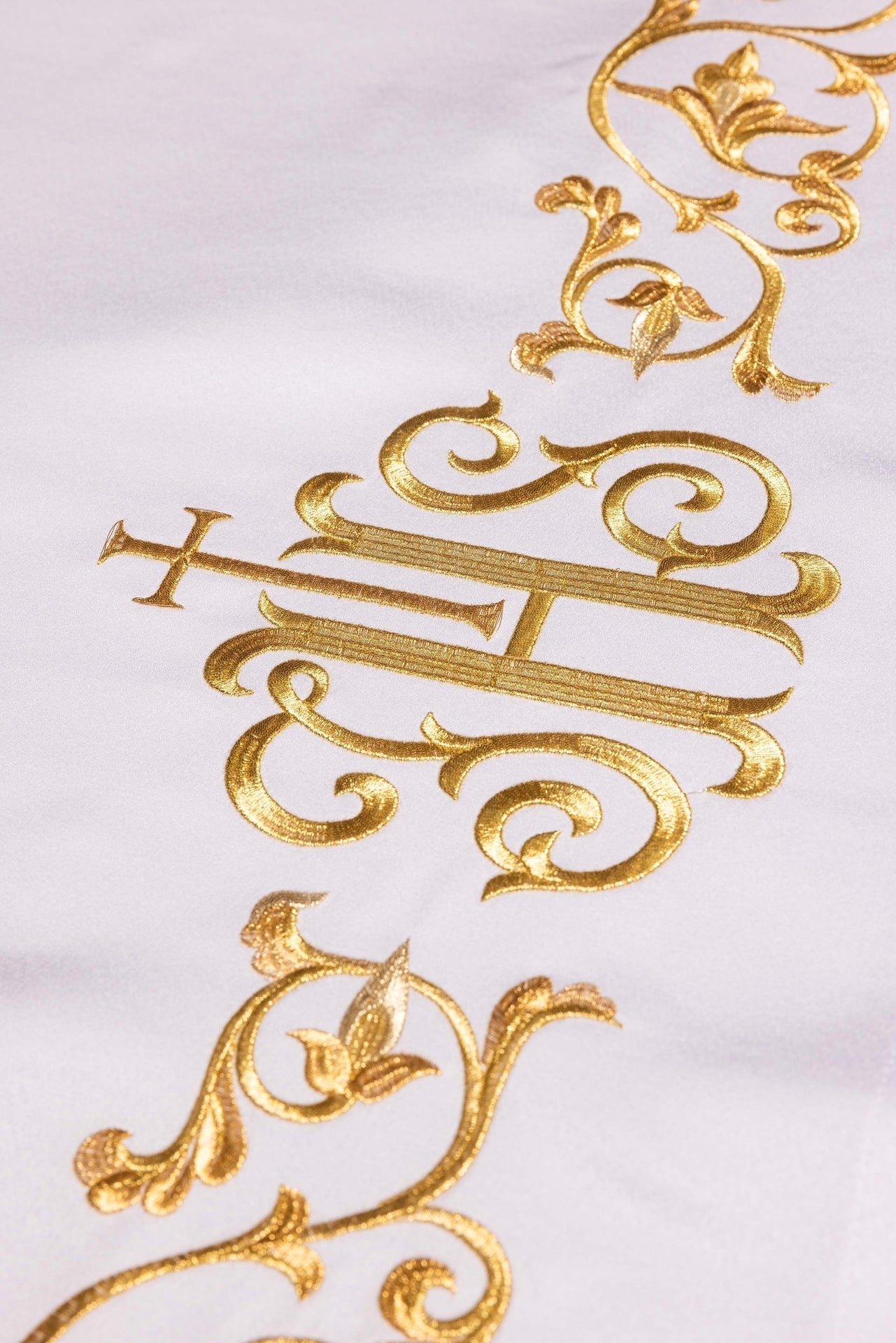 Nappe d’autel avec symbole IHS brodé S-8859-04 150*300 - CHASUBLES.FR