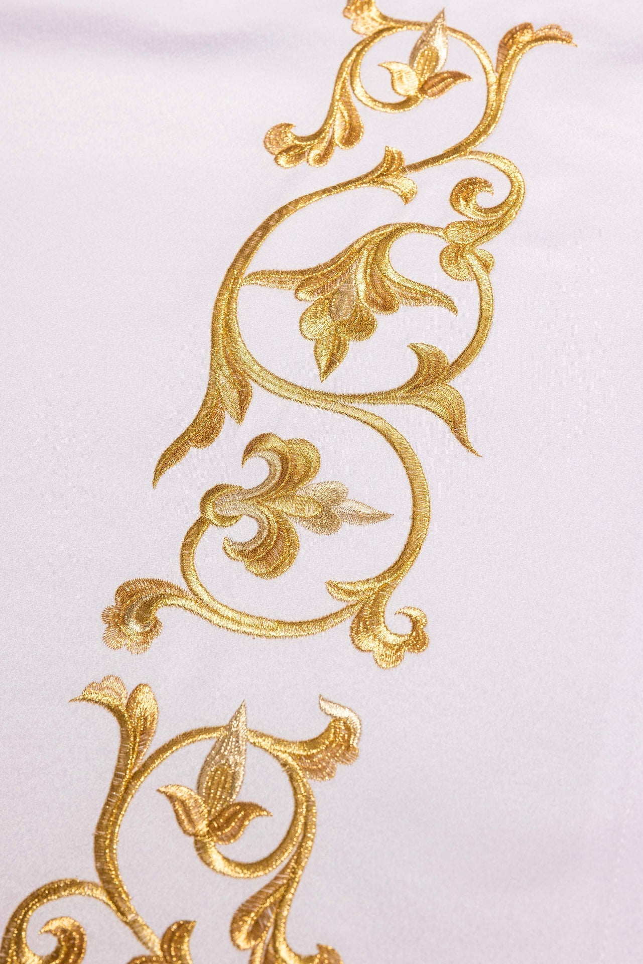 Nappe d’autel avec symbole IHS brodé S-8859-04 150*300 - CHASUBLES.FR