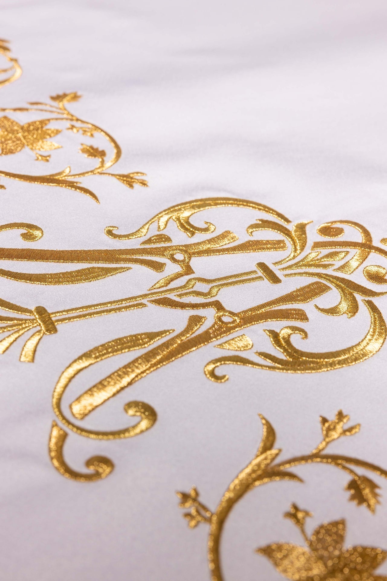 Nappe d’autel avec symbole marial brodé S-8864-04 150*300 - CHASUBLES.FR