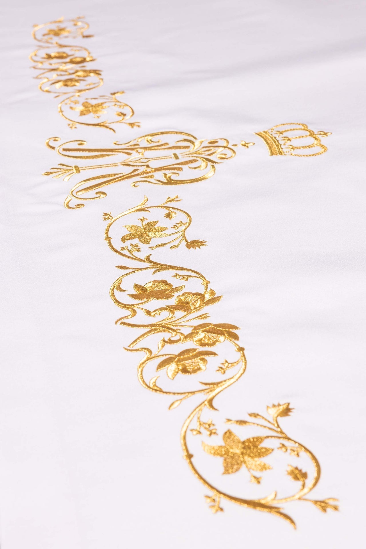 Nappe d’autel avec symbole marial brodé S-8864-04 150*300 - CHASUBLES.FR