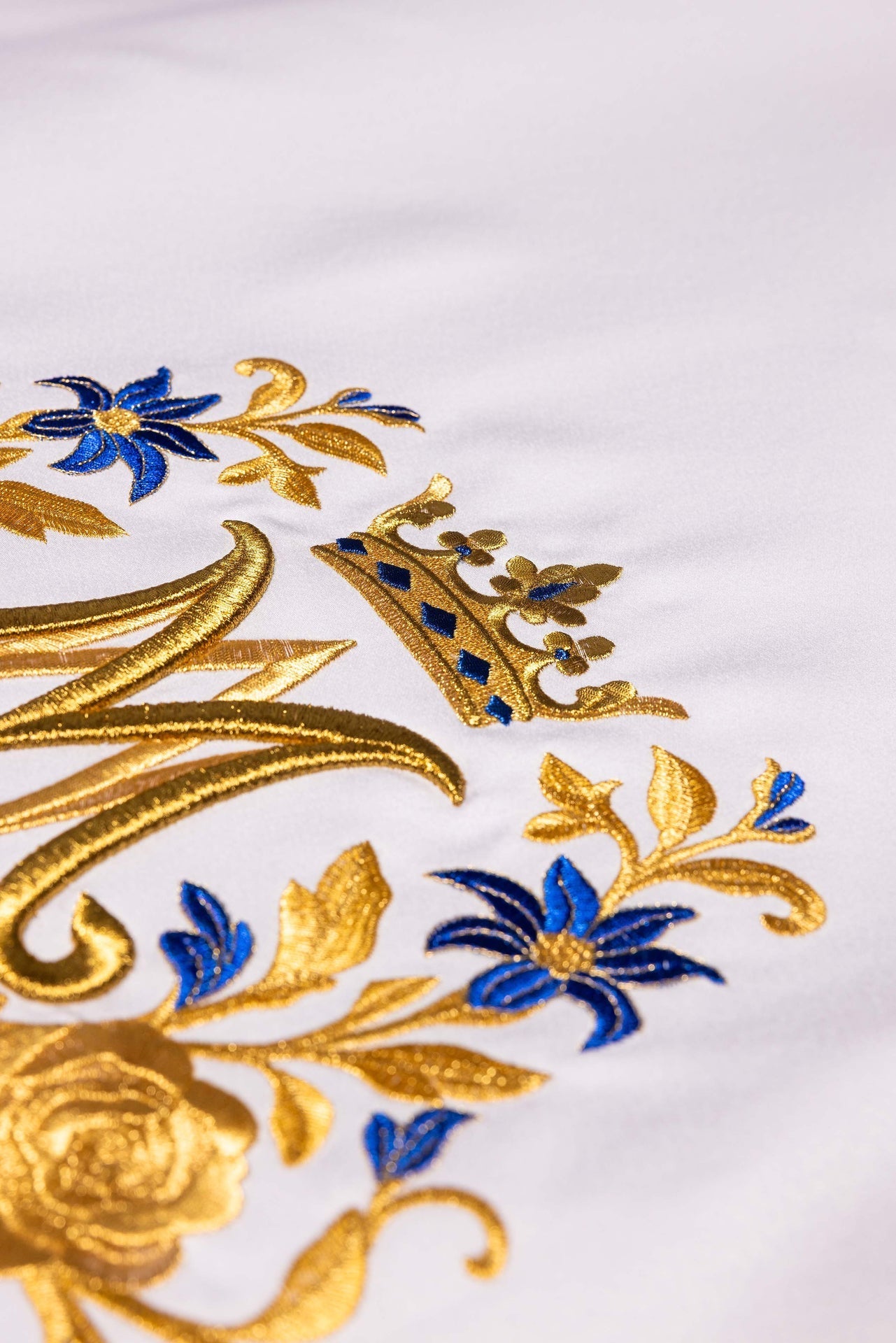 Nappe d’autel avec symbole marial brodé LE/9545/04 150*300 - CHASUBLES.FR