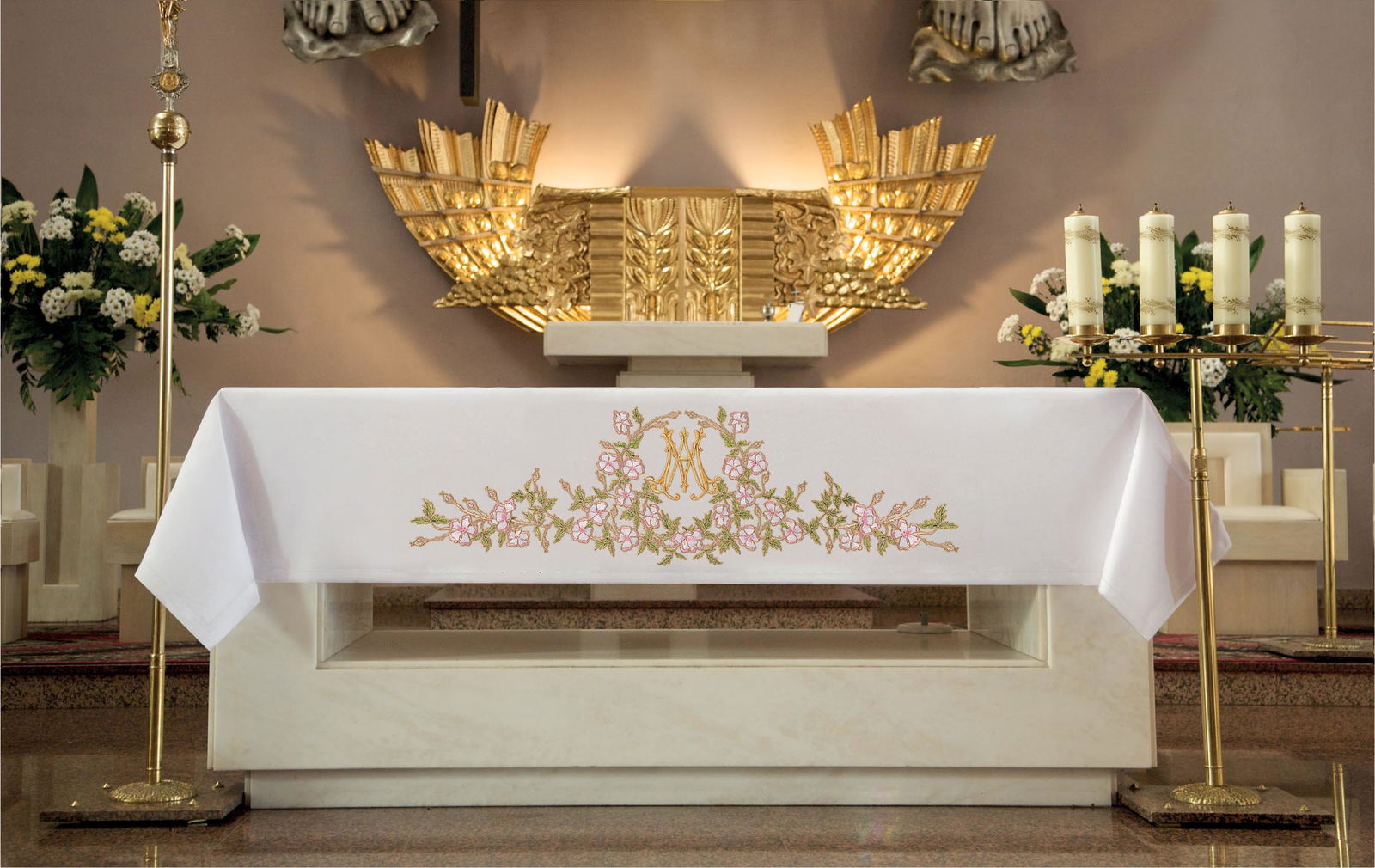 Nappe d'autel richement décorée avec broderie frontale et motif marial KOH/019 150*300 BIAŁY - CHASUBLES.FR