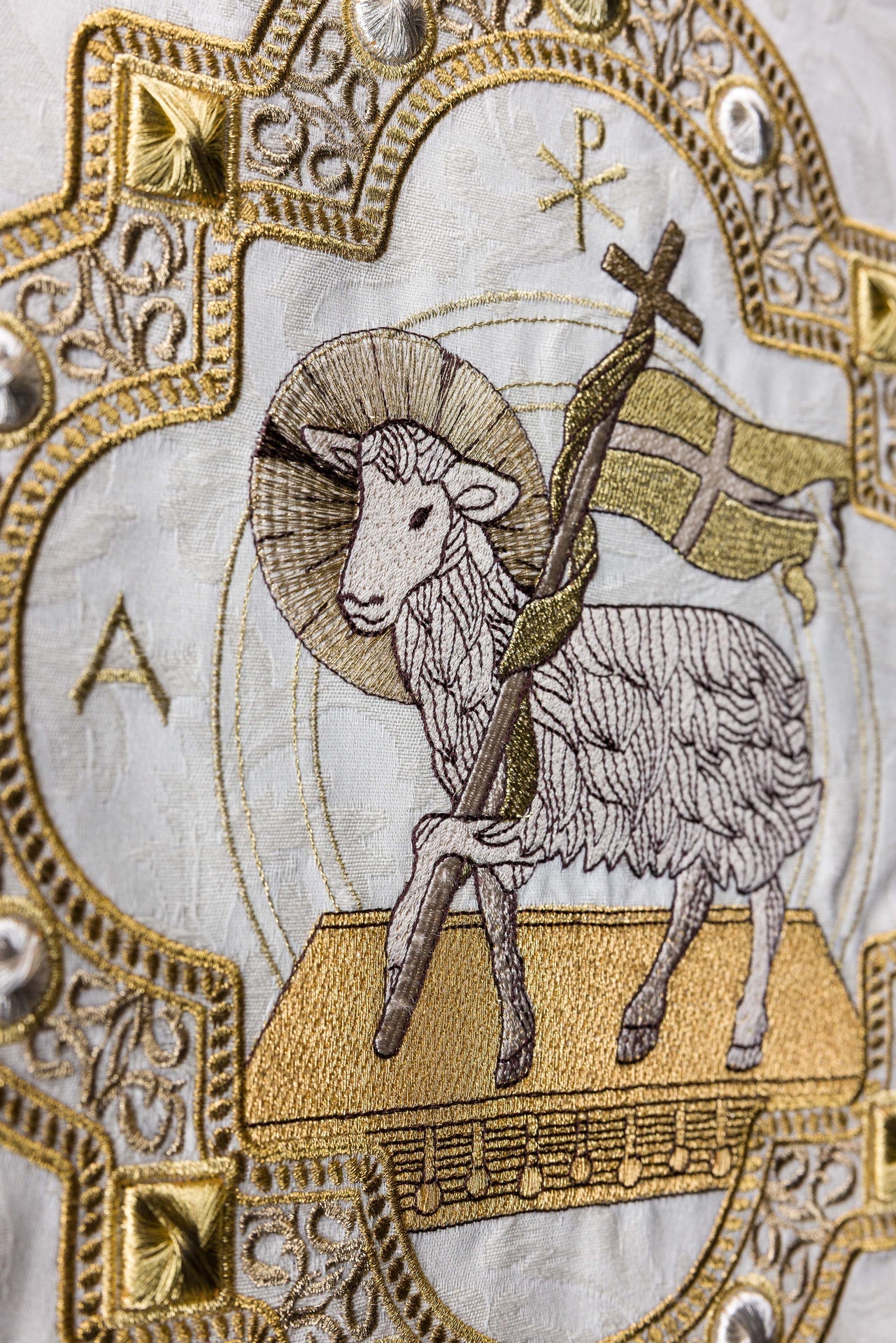 Nappe de lutrin avec broderie de l’Agneau tissu jacquard écru S-8072-05-88 55*250 - CHASUBLES.FR