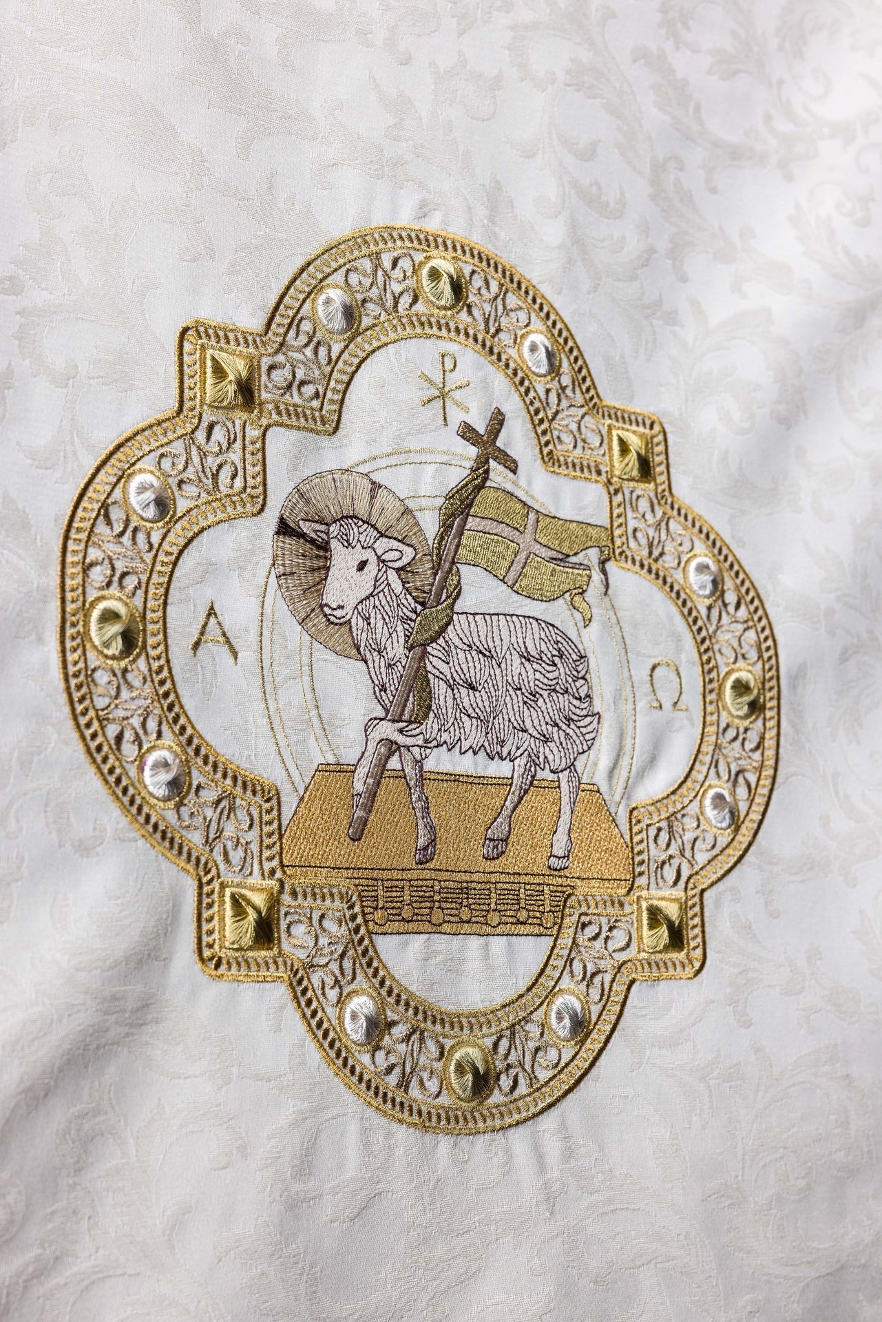 Nappe de lutrin avec broderie de l’Agneau tissu jacquard écru S-8072-05-88 55*250 - CHASUBLES.FR