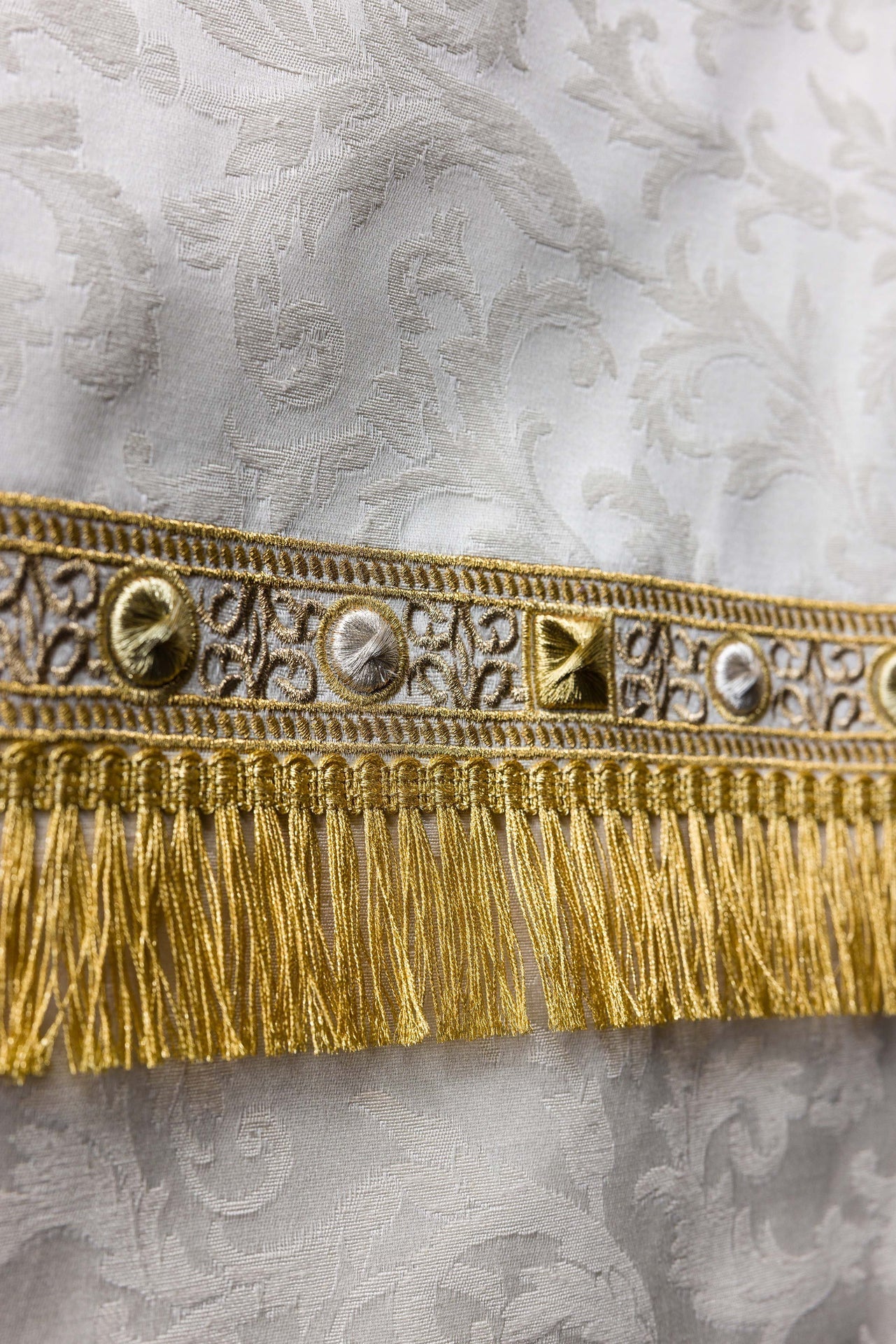 Nappe de lutrin avec broderie de l’Agneau tissu jacquard écru S-8072-05-88 55*250 - CHASUBLES.FR