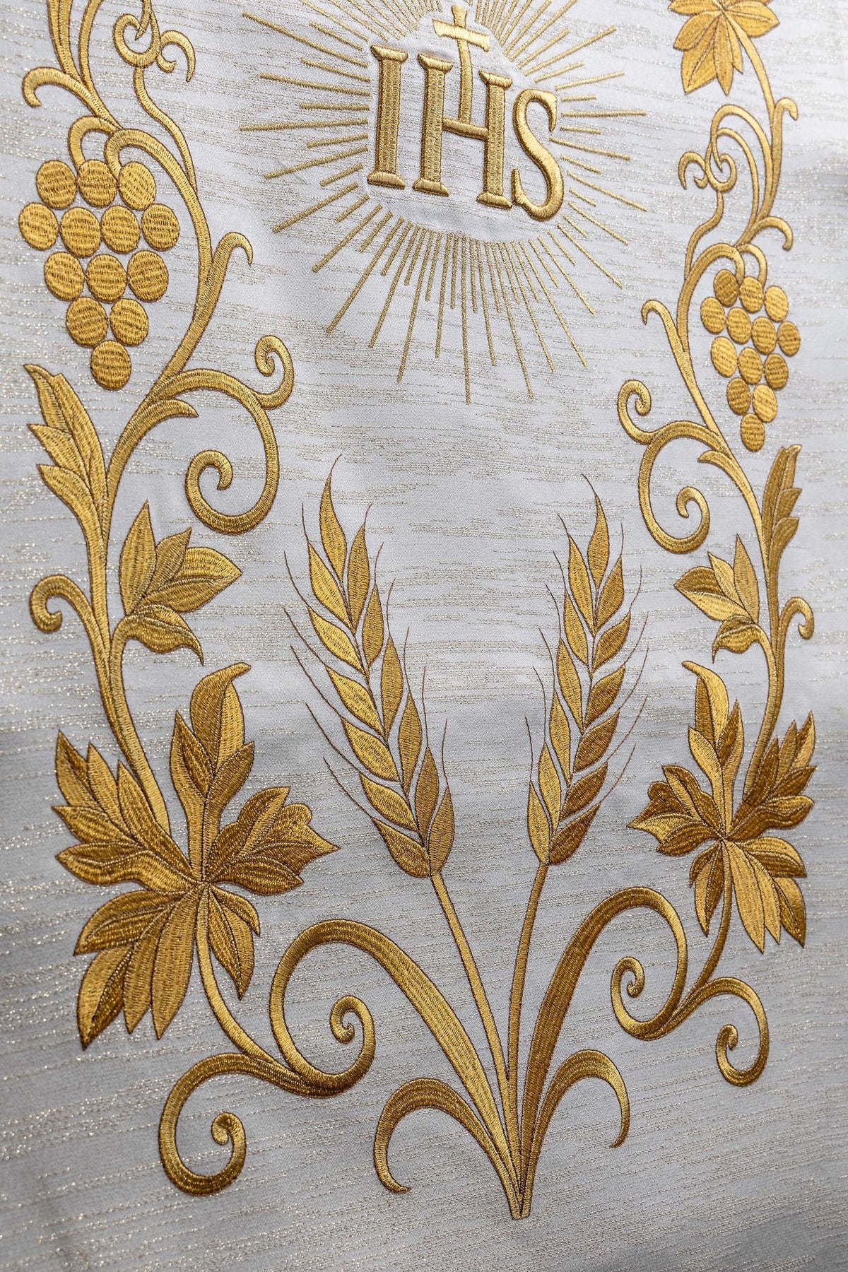 Nappe de lutrin couleur écru richement brodée avec le christogramme IHS LE/8047/05 55*250 - CHASUBLES.FR