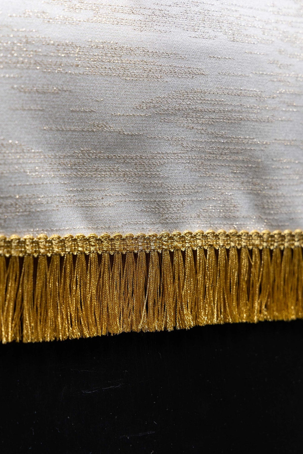 Nappe de lutrin couleur écru richement brodée avec le christogramme IHS LE/8047/05 55*250 - CHASUBLES.FR
