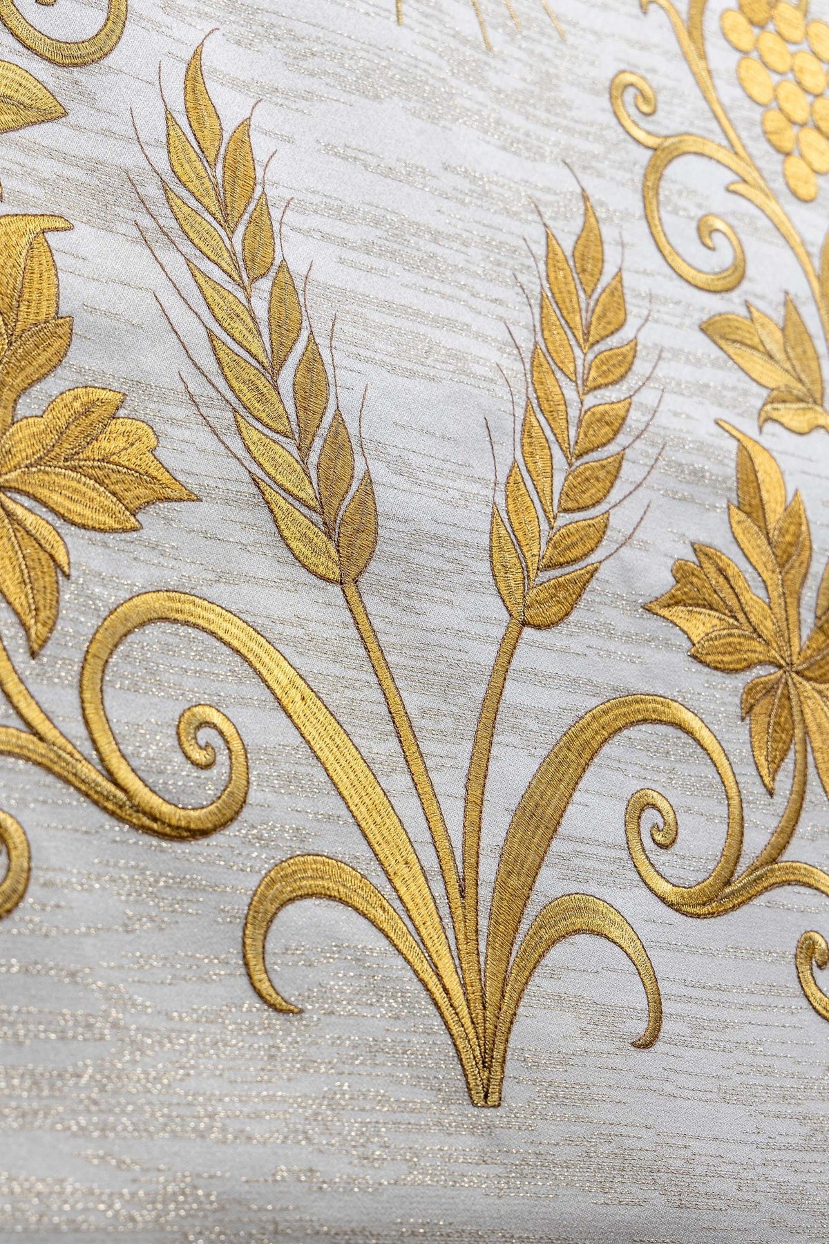 Nappe de lutrin couleur écru richement brodée avec le christogramme IHS LE/8047/05 55*250 - CHASUBLES.FR