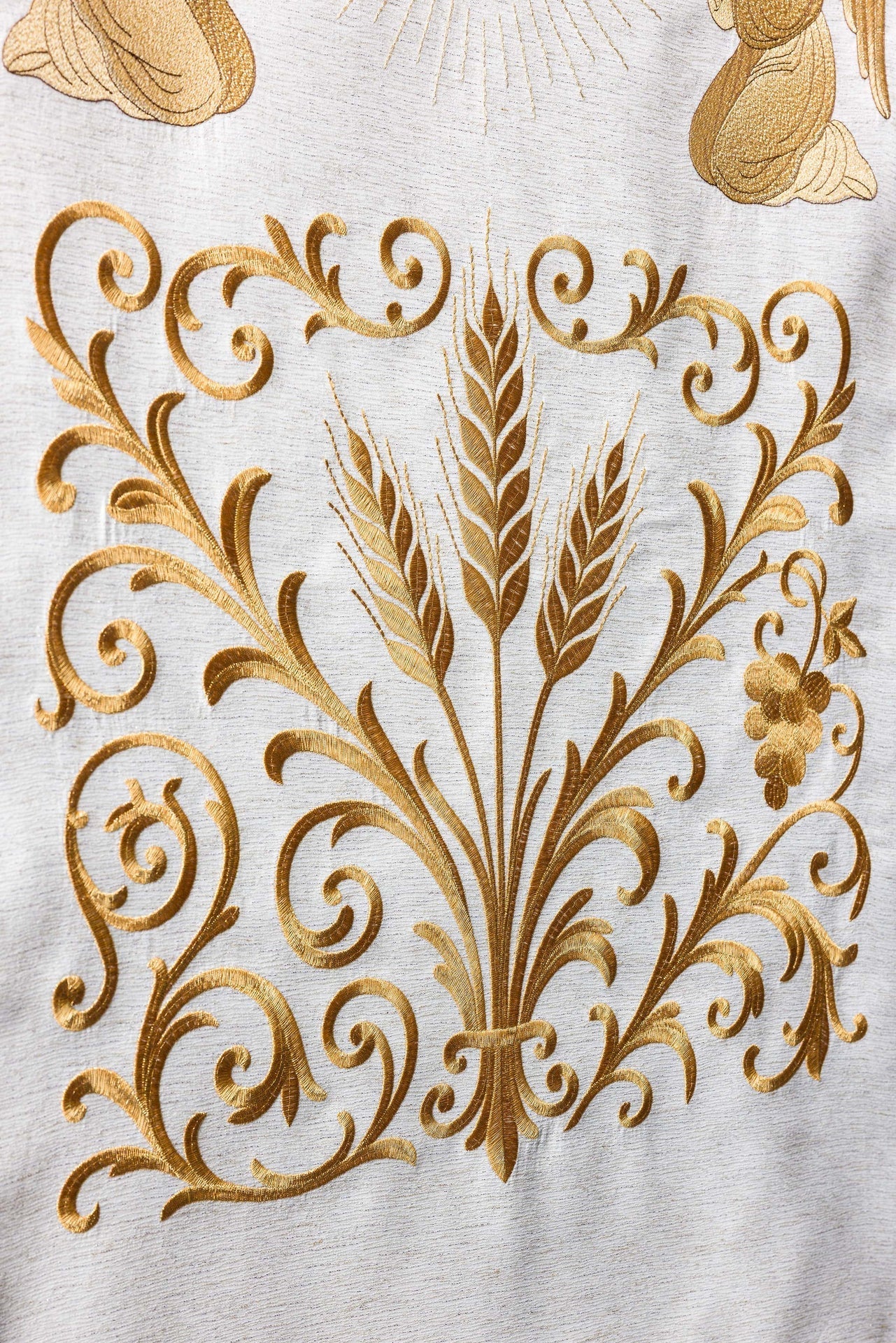 Nappe de lutrin richement brodée avec IHS en écru LE/8048/05 55*250 - CHASUBLES.FR