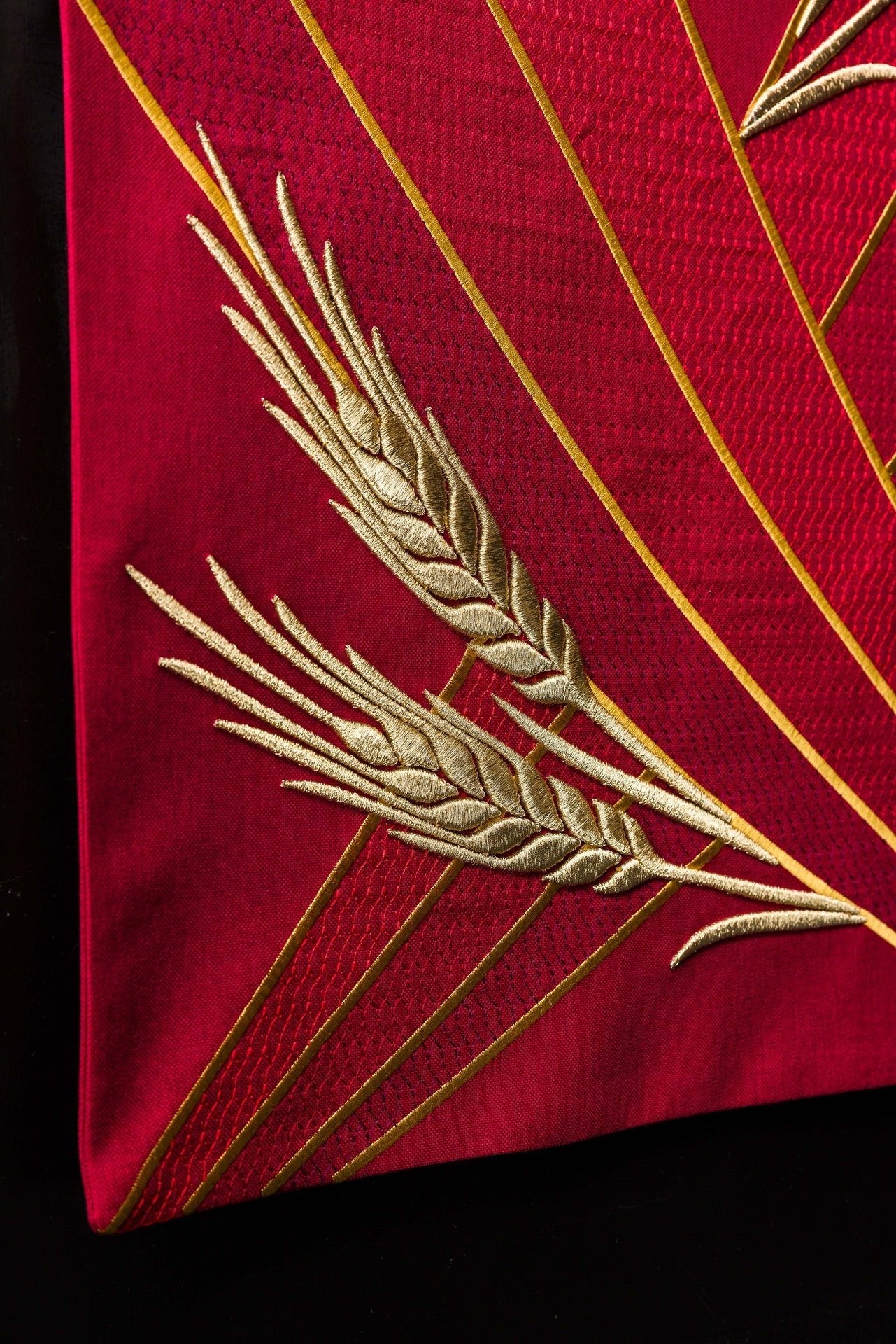 Nappe de lutrin rouge avec broderie PAX LE/8050/02 55*250 - CHASUBLES.FR
