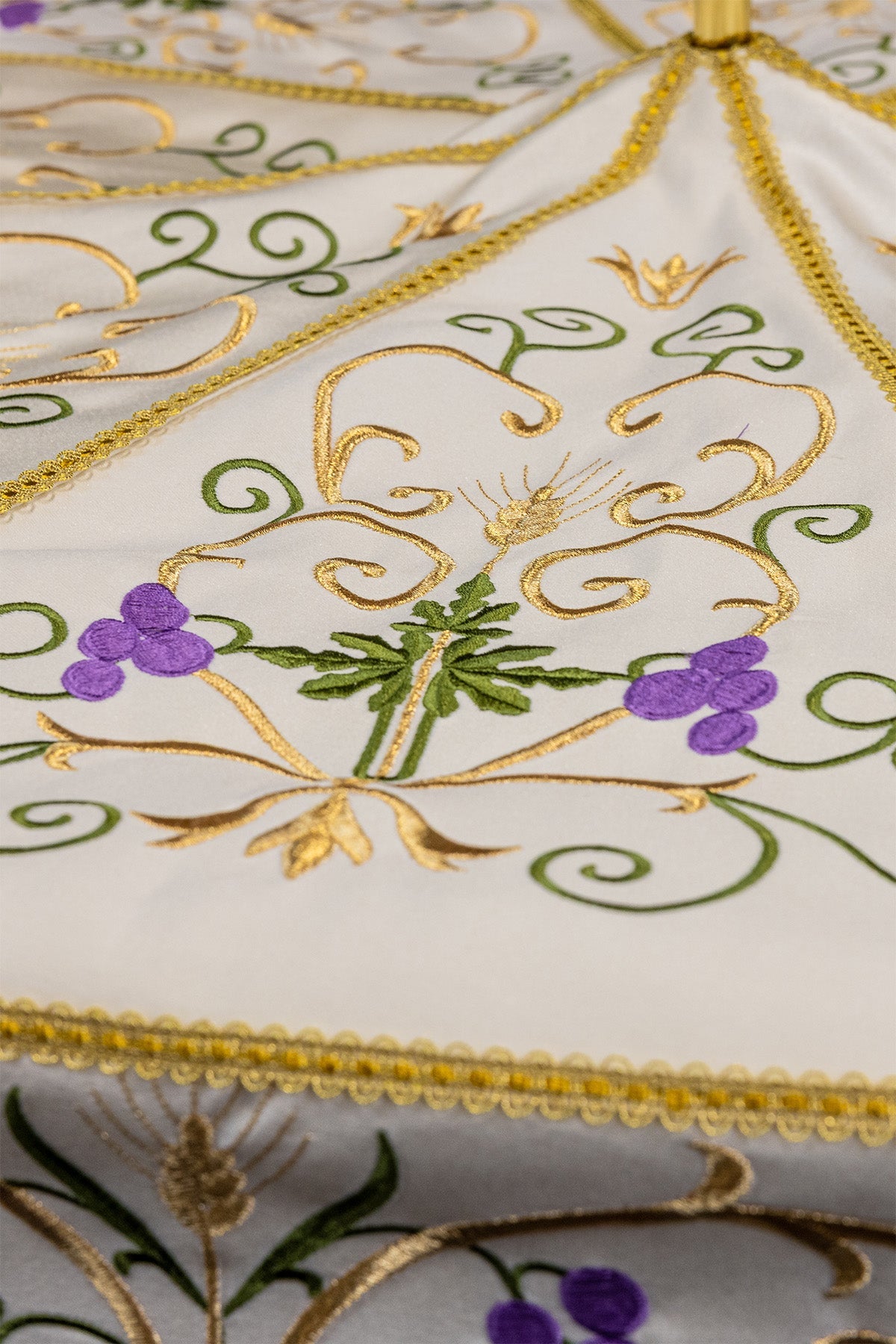 Ombrelle de procession écrue à broderie dorée et polychrome pour la Fête-Dieu KPP/002/05/20 o 100cm ECRU SAT. - CHASUBLES.FR