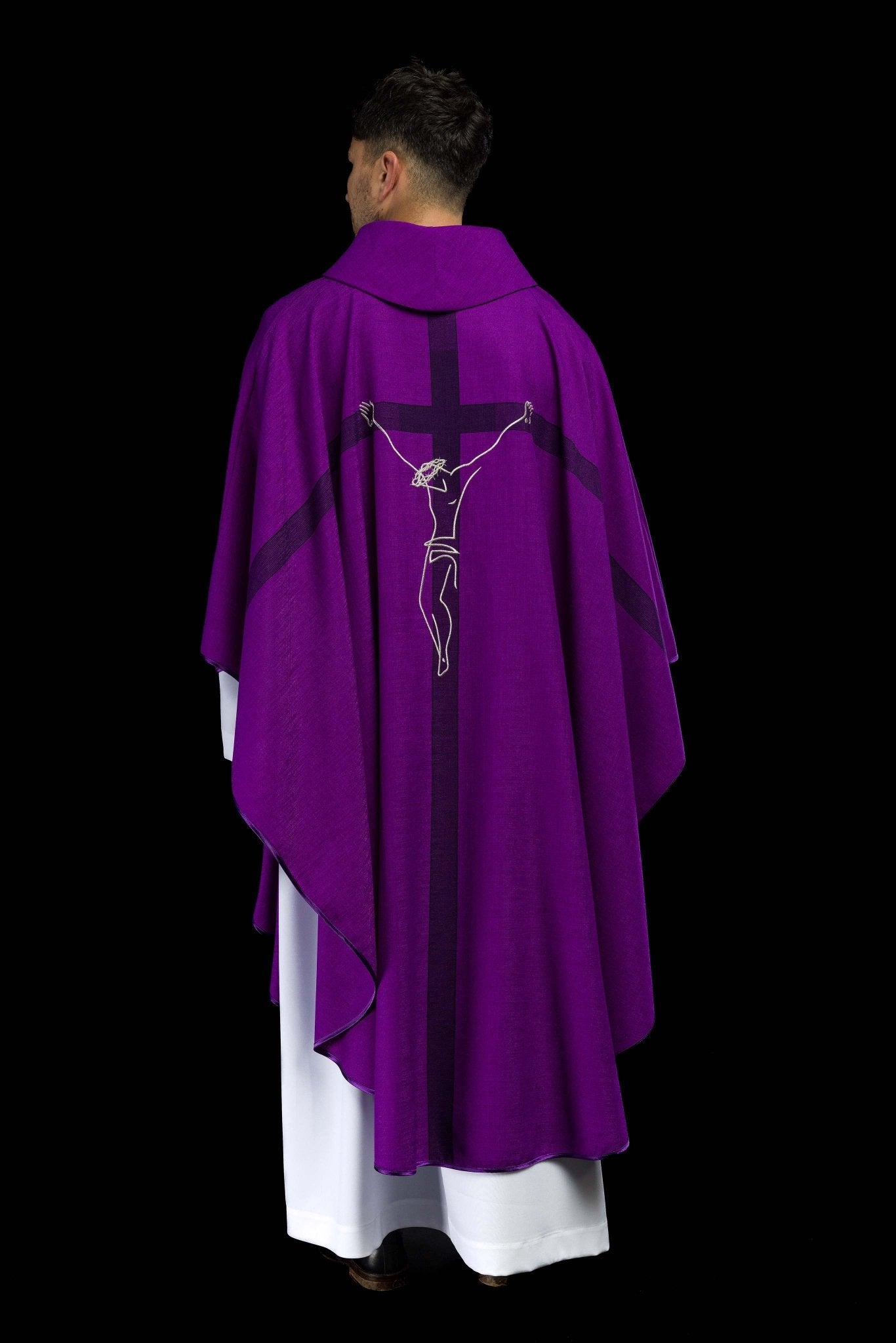 Ornat avec motif Jésus sur la croix, couleur violet HA7049-03 FIOLET - CHASUBLES.FR