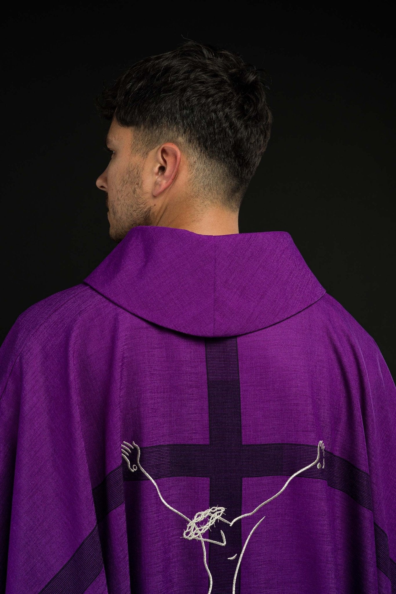 Ornat avec motif Jésus sur la croix, couleur violet HA7049-03 FIOLET - CHASUBLES.FR