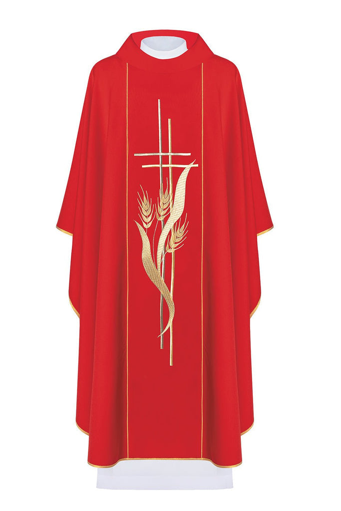 Czerwony ornat haftowany motywami krzyża i kłosów
