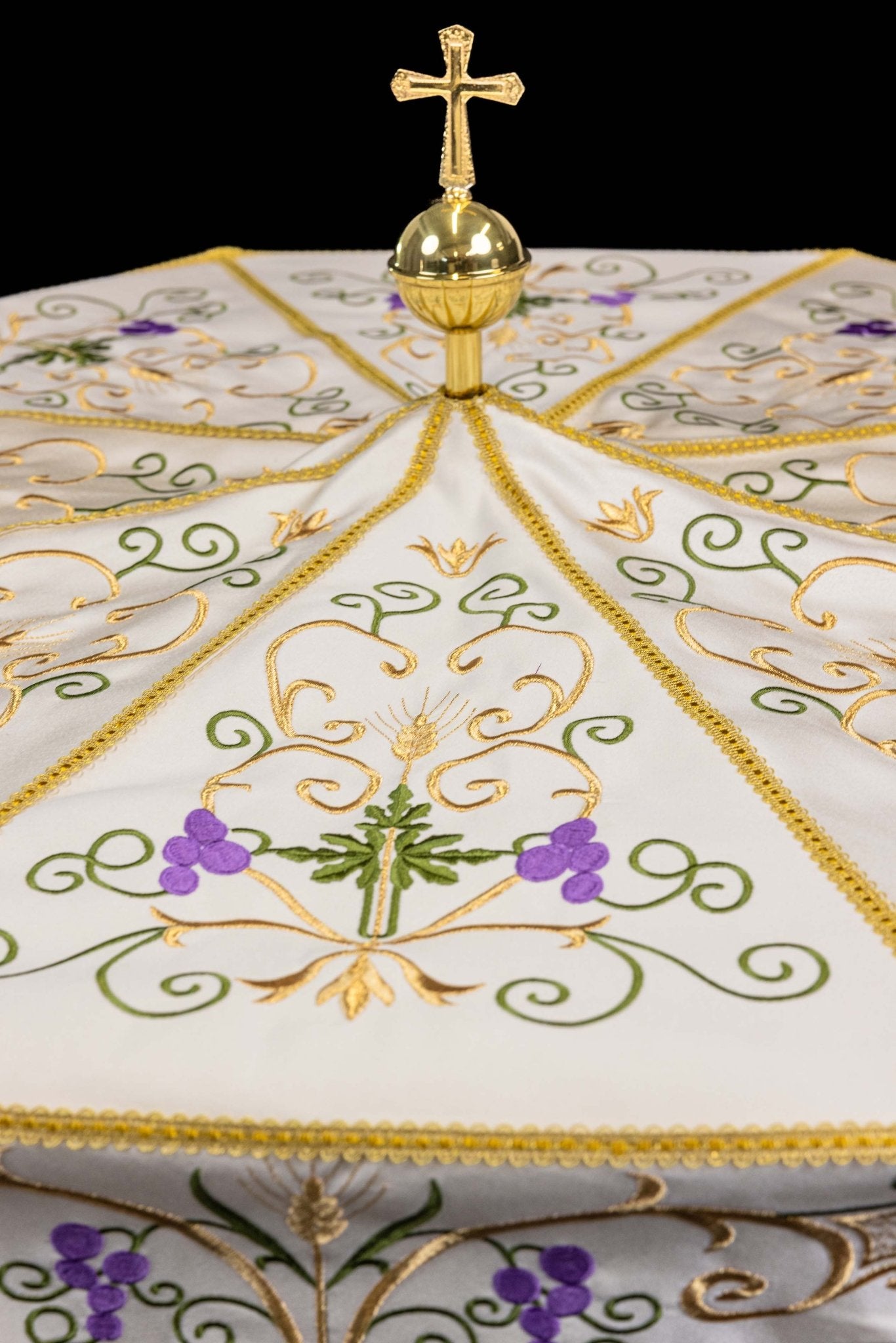 Ombrelle de procession écrue à broderie dorée et polychrome pour la Fête-Dieu
