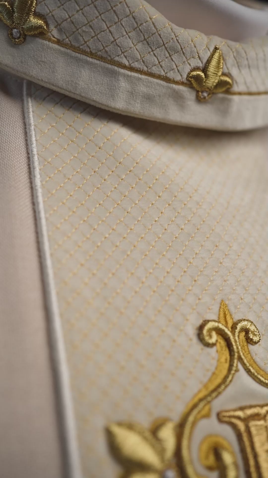 Chasuble brodée sur velours avec symbole Croix Ecru
