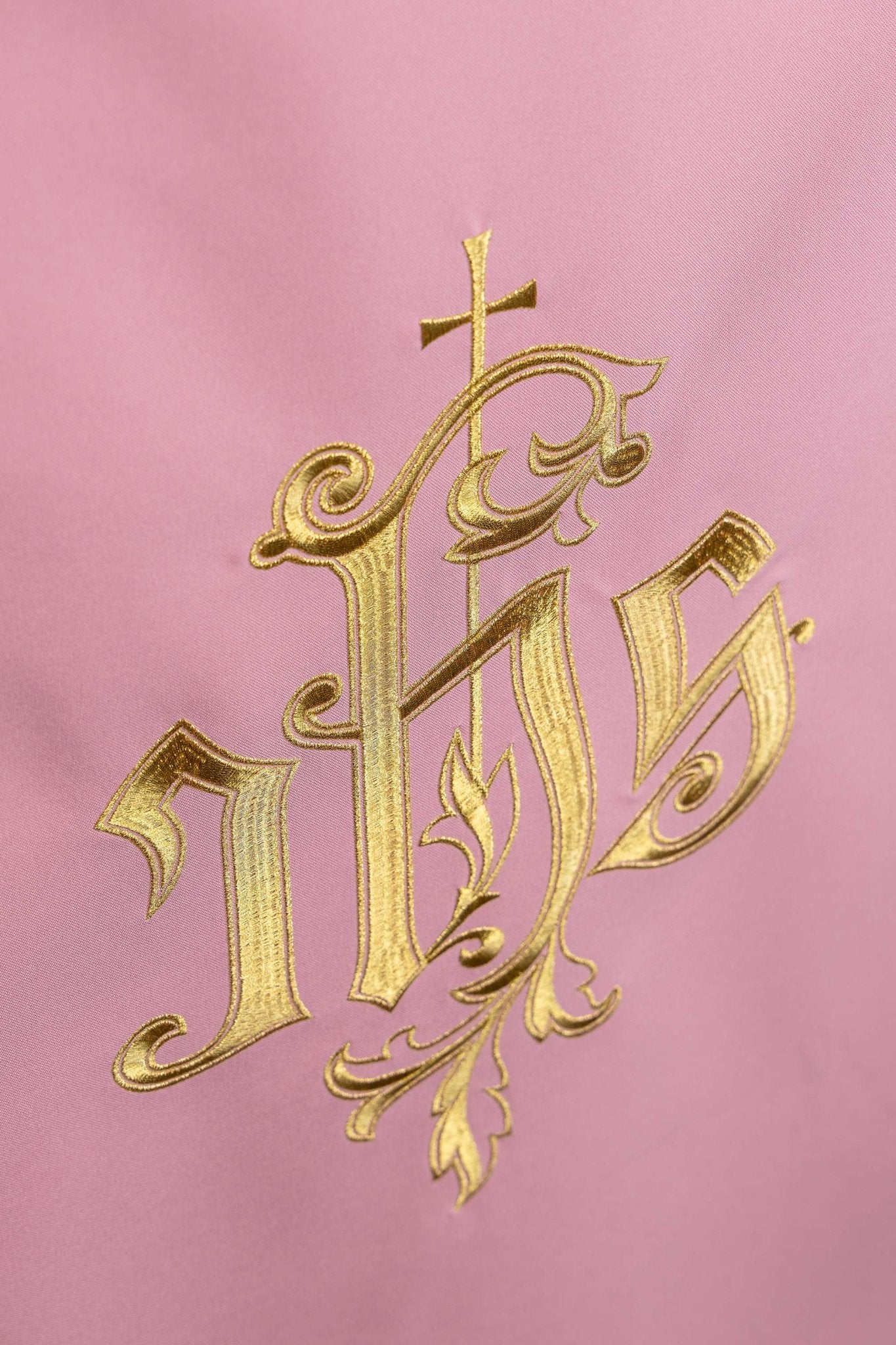 Rose voile de lutrin avec le symbole classique de l'IHS KMO/013/08/01 RÓŻ 55*250 - CHASUBLES.FR