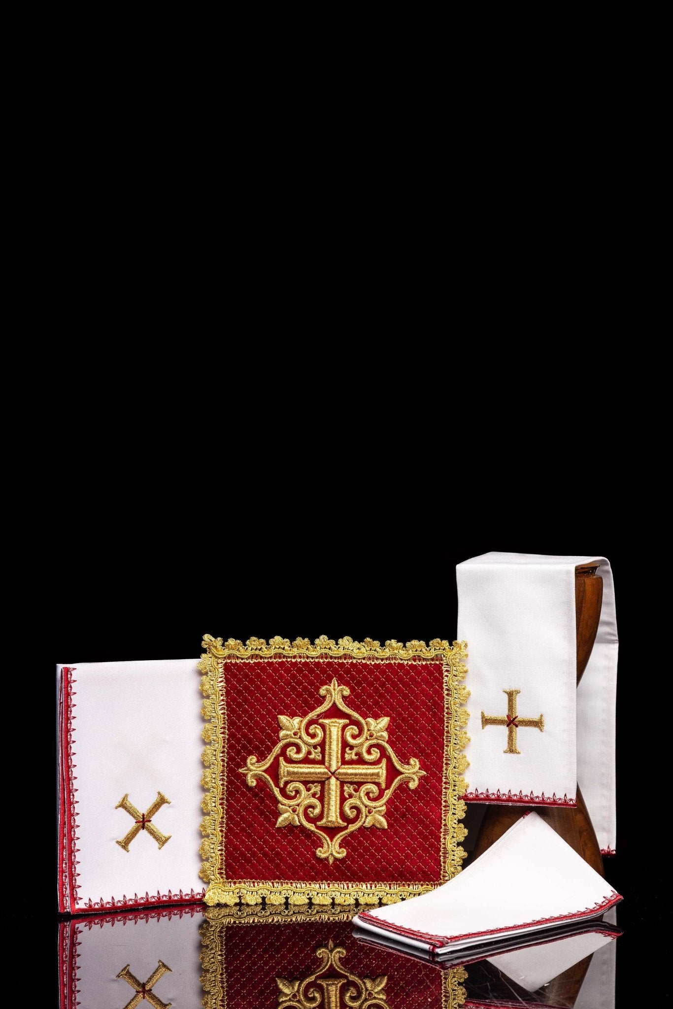 Set the Calice en lin avec croix brodée, velours rouge LE/5029/C2 - CHASUBLES.FR