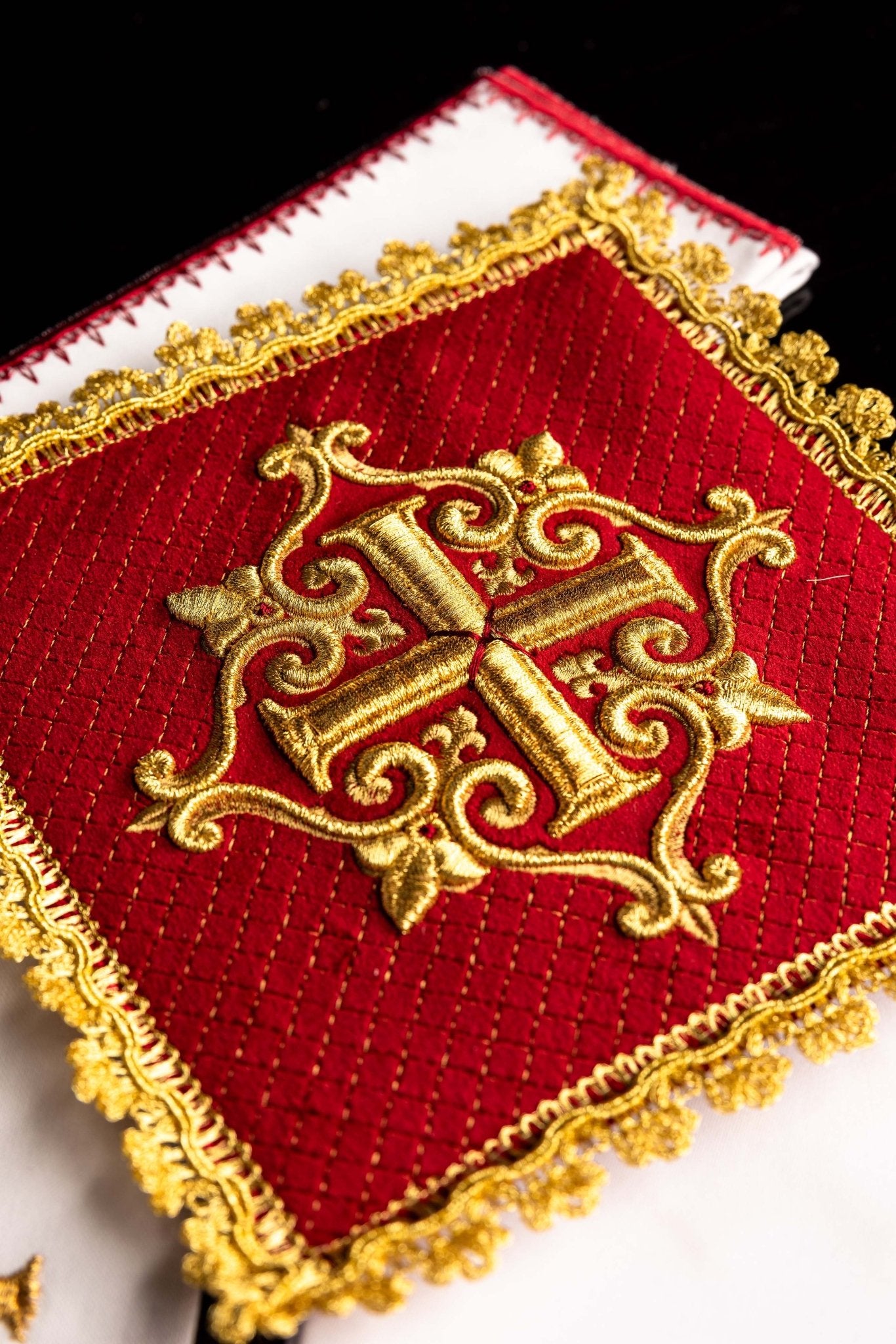 Set the Calice en lin avec croix brodée, velours rouge LE/5029/C2 - CHASUBLES.FR